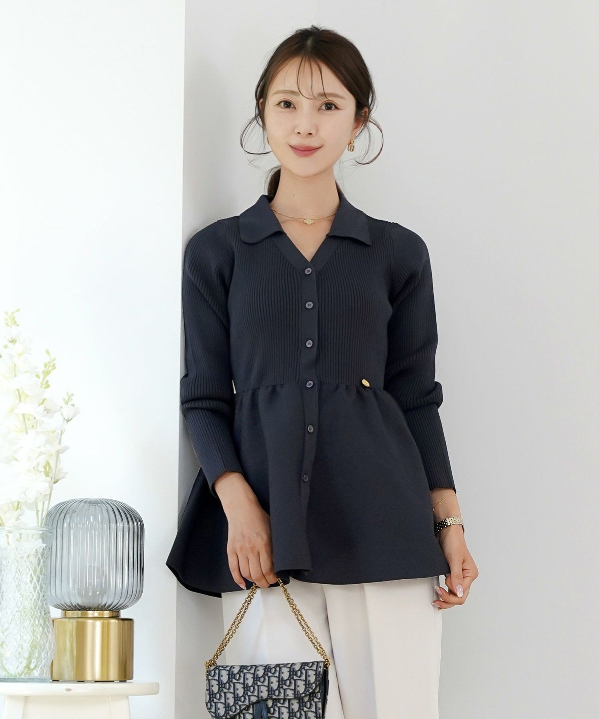 ペプラム 襟付き ニット Vネック レディース 秋冬 トップス 長袖 オフィスカジュアル フェミニン デート コーデ 通勤 服 きれいめ 上品 大人 カジュアル シンプル アイボリー ピンク チャコール　ネイビー