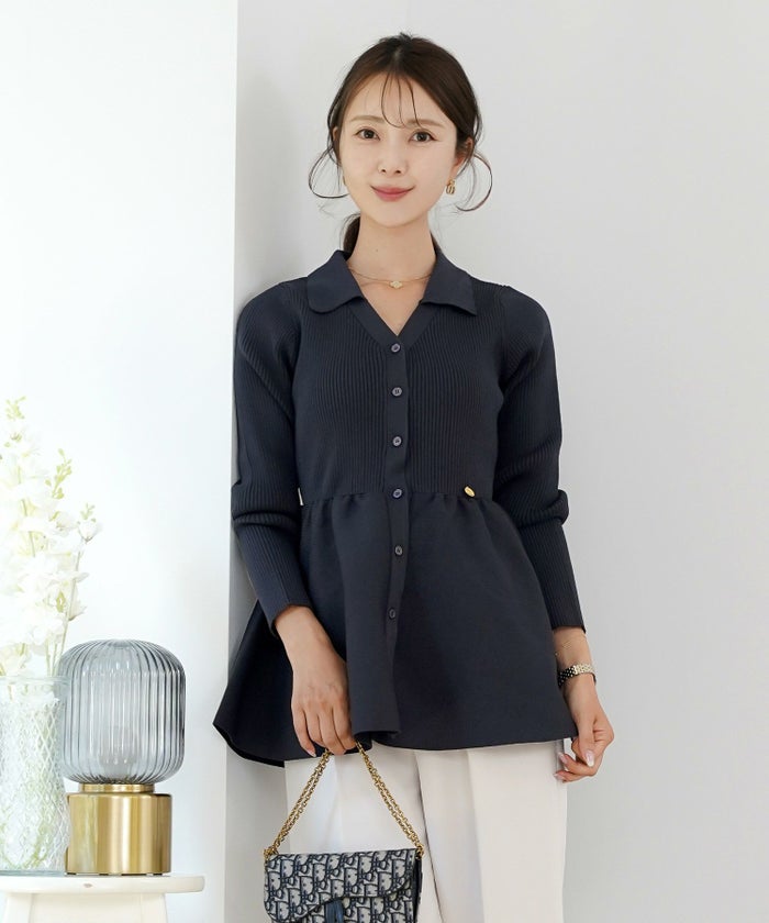 ペプラム 襟付き ニット Vネック レディース 秋冬 トップス 長袖 オフィスカジュアル フェミニン デート コーデ 通勤 服 きれいめ 上品 大人 カジュアル シンプル アイボリー ピンク チャコール　ネイビー