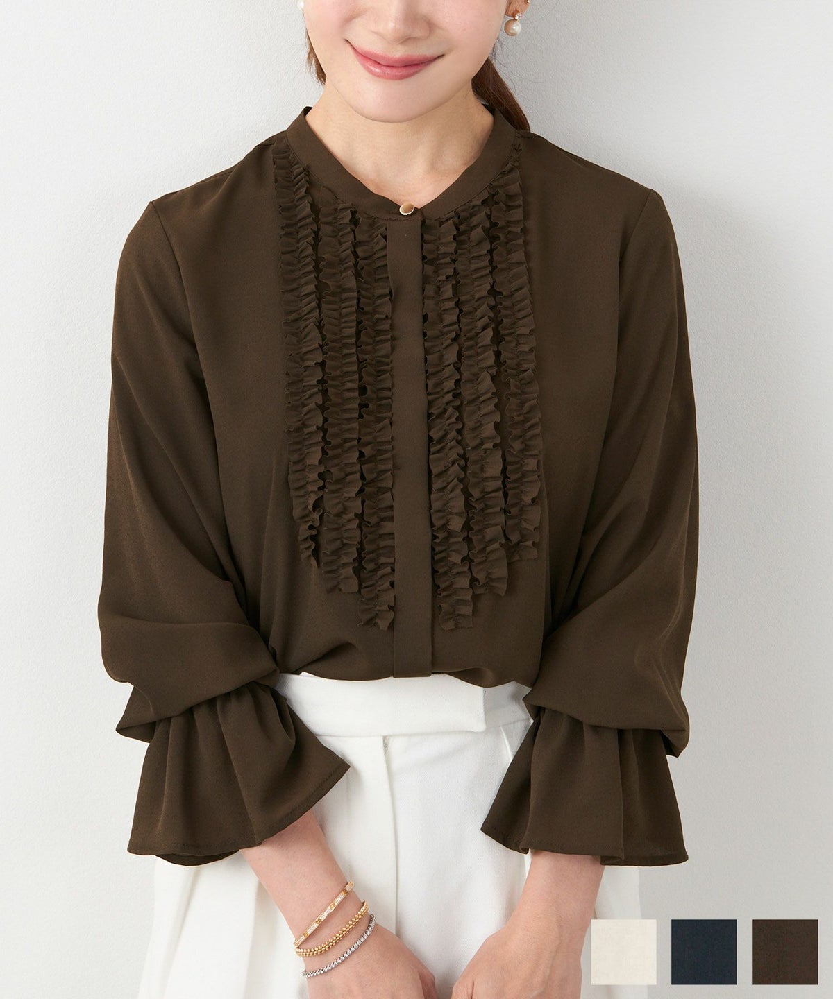 手洗い可 長袖 大人カジュアル オフィス きれいめ 上品 フェニミン 大人可愛い ジョイントスペース バンドカラー フリル フレアスリーブ ブラウス Liala×PG