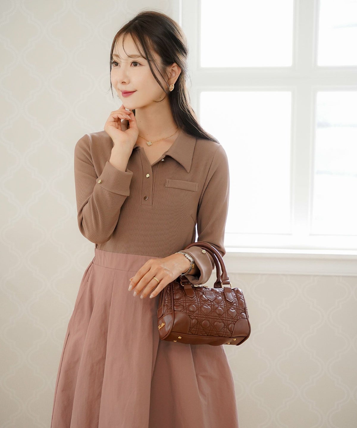 ワンピース フィット&フレア 長袖 カットソー タフタ 異素材 ドッキング 襟 ポロ フレア ゴムウエスト ポケット ブラウン モカ ピンク ブラック キャメル ネイビー 20代 30代 上品 エレガント フェミニン カジュアル  デイリー 配色