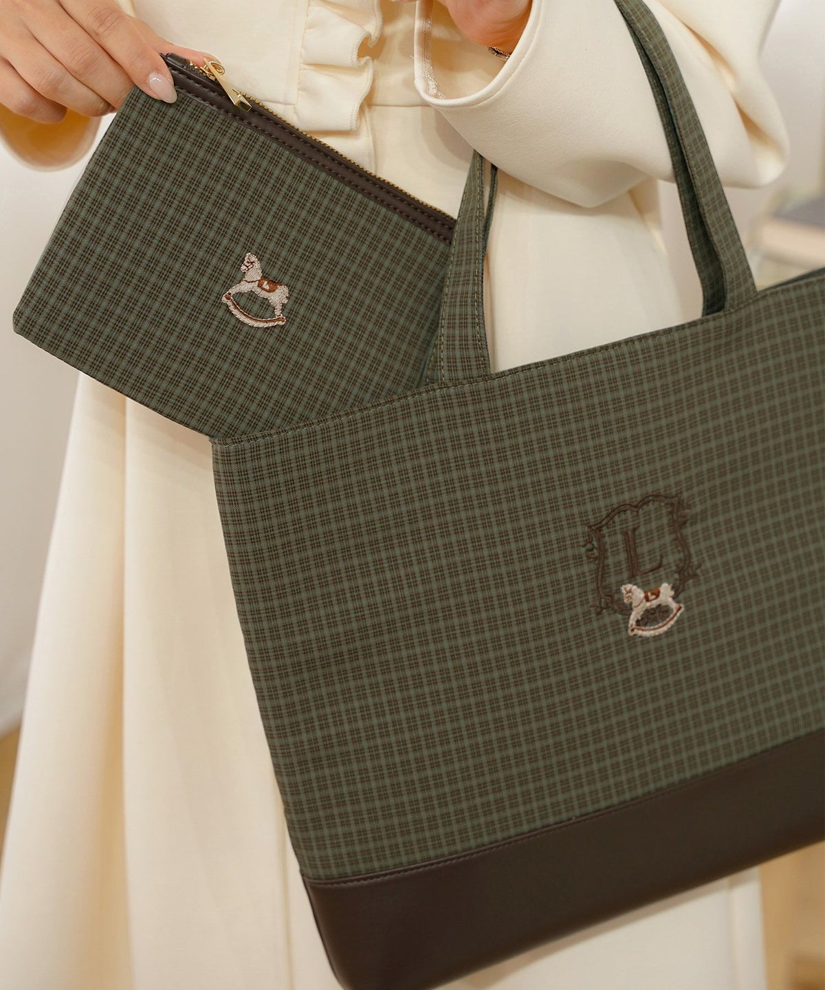 バッグ クラシカル カジュアル 学校行事 授業参観 トートバッグ ポーチ セット 木馬 エンブレム お揃い きれいめ オケージョン ネイビー グリーン ベージュ ブラウン