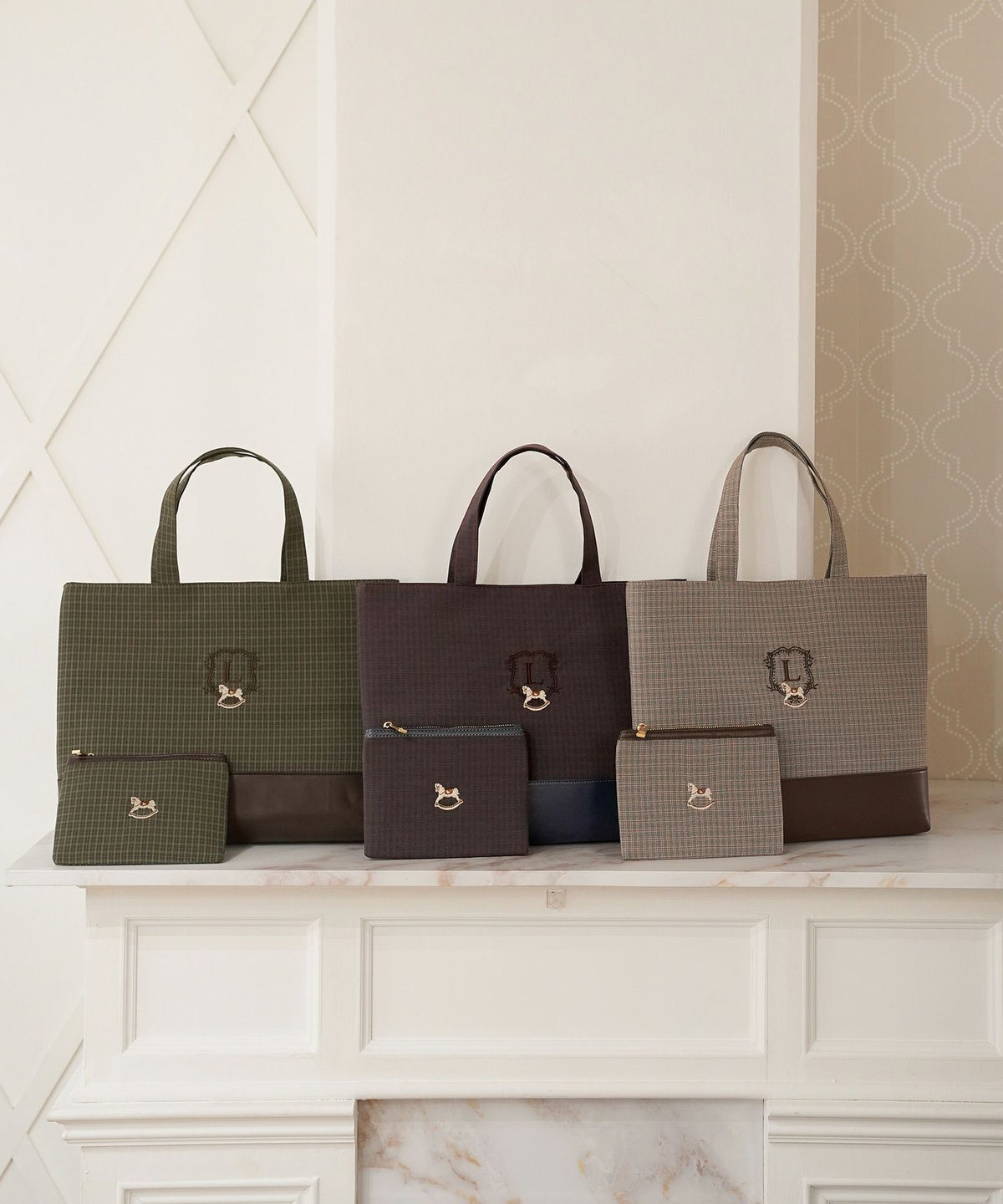 バッグ クラシカル カジュアル 学校行事 授業参観 トートバッグ ポーチ セット 木馬 エンブレム お揃い きれいめ オケージョン ネイビー グリーン ベージュ ブラウン