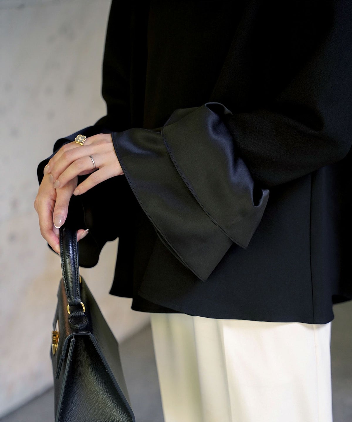 サテン ベルスリーブ ブラウス レディース 長袖 フレア オフィス 学校行事 オケージョン きれいめ 洗える ホワイト/ネイビー/ブラック/M