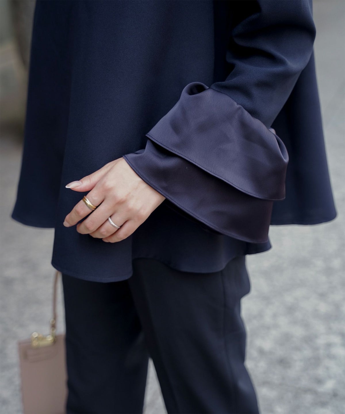 サテン ベルスリーブ ブラウス レディース 長袖 フレア オフィス 学校行事 オケージョン きれいめ 洗える ホワイト/ネイビー/ブラック/M