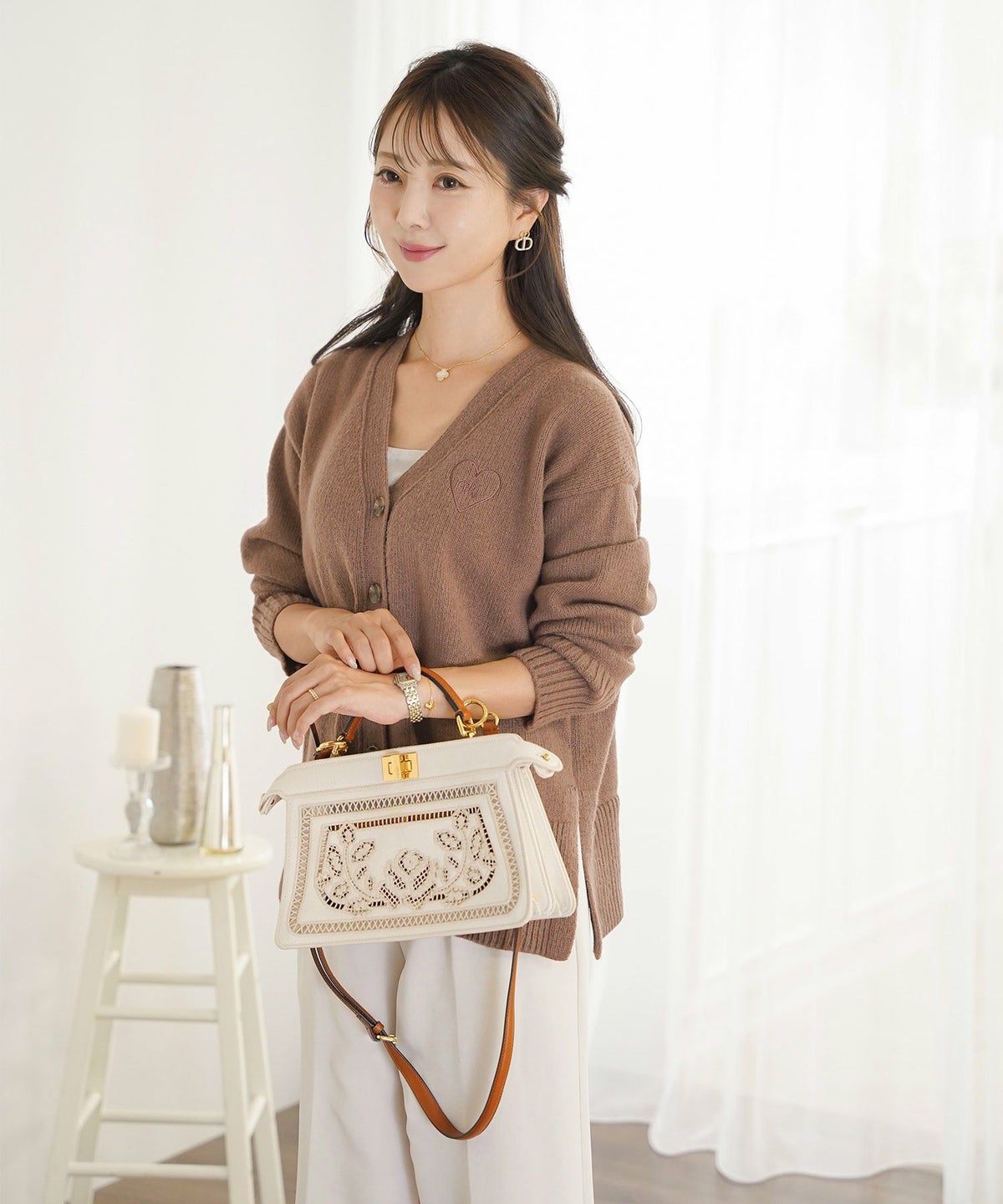 カーディガン ゆったり 刺繍 ハート ロゴ ピンク ミント ブラウン アイボリー スリット 大きめ ミドルゲージ 可愛い フェミニン 上品 カジュアル エレガント