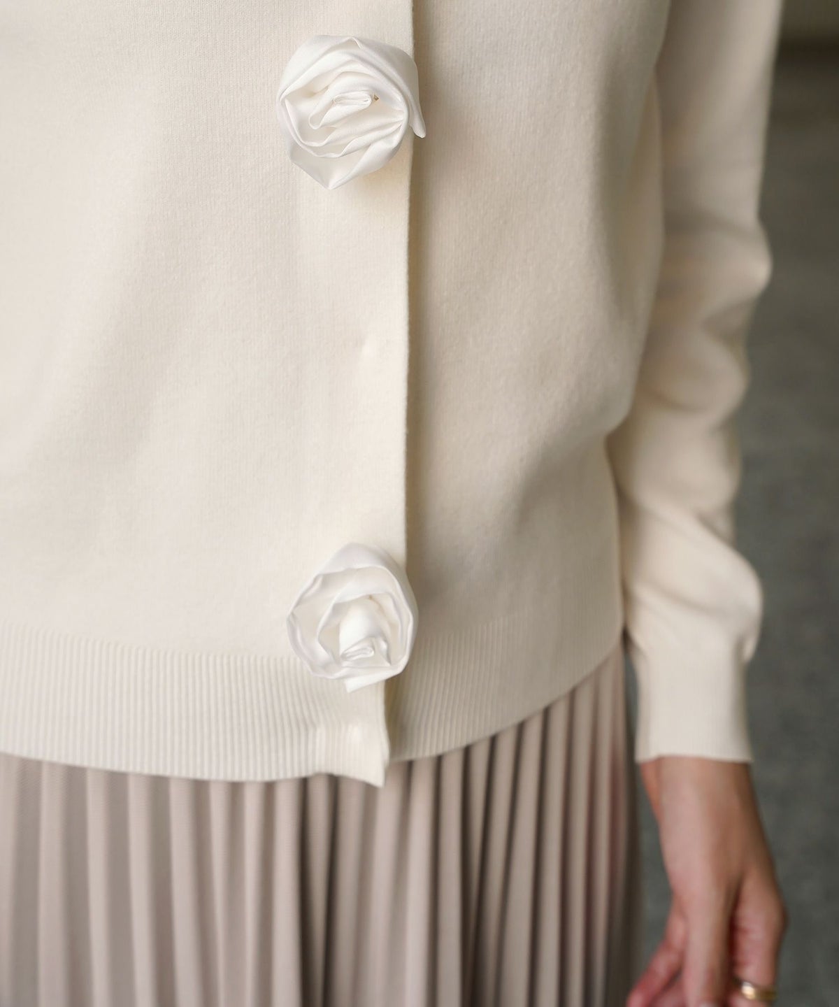 バラ モチーフ ニット カーディガン サテン カシミヤタッチ オフィス 冷房対策 きれいめ ミックス/アイボリー/M