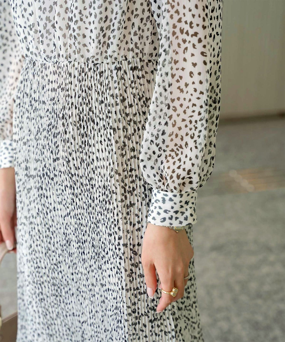 レディース ワンピース レオパード 長袖 スタンドカラー プリーツワンピース プリーツ きれいめ 上品 洗える ホワイト/ライトグレー/ブラック/S/M