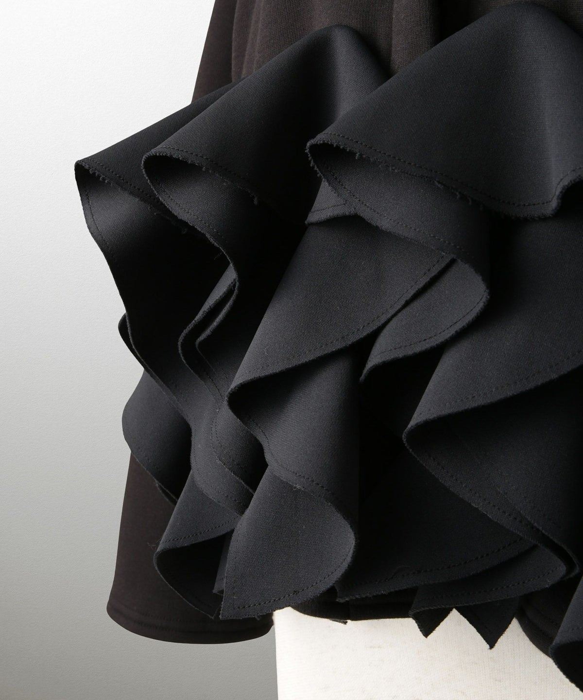 ボンバーヒート フリルヘム ジャケット HUIT ジャケット アウター ノーカラー トップス 裏起毛 秋 冬 ホワイト/ブラック/M