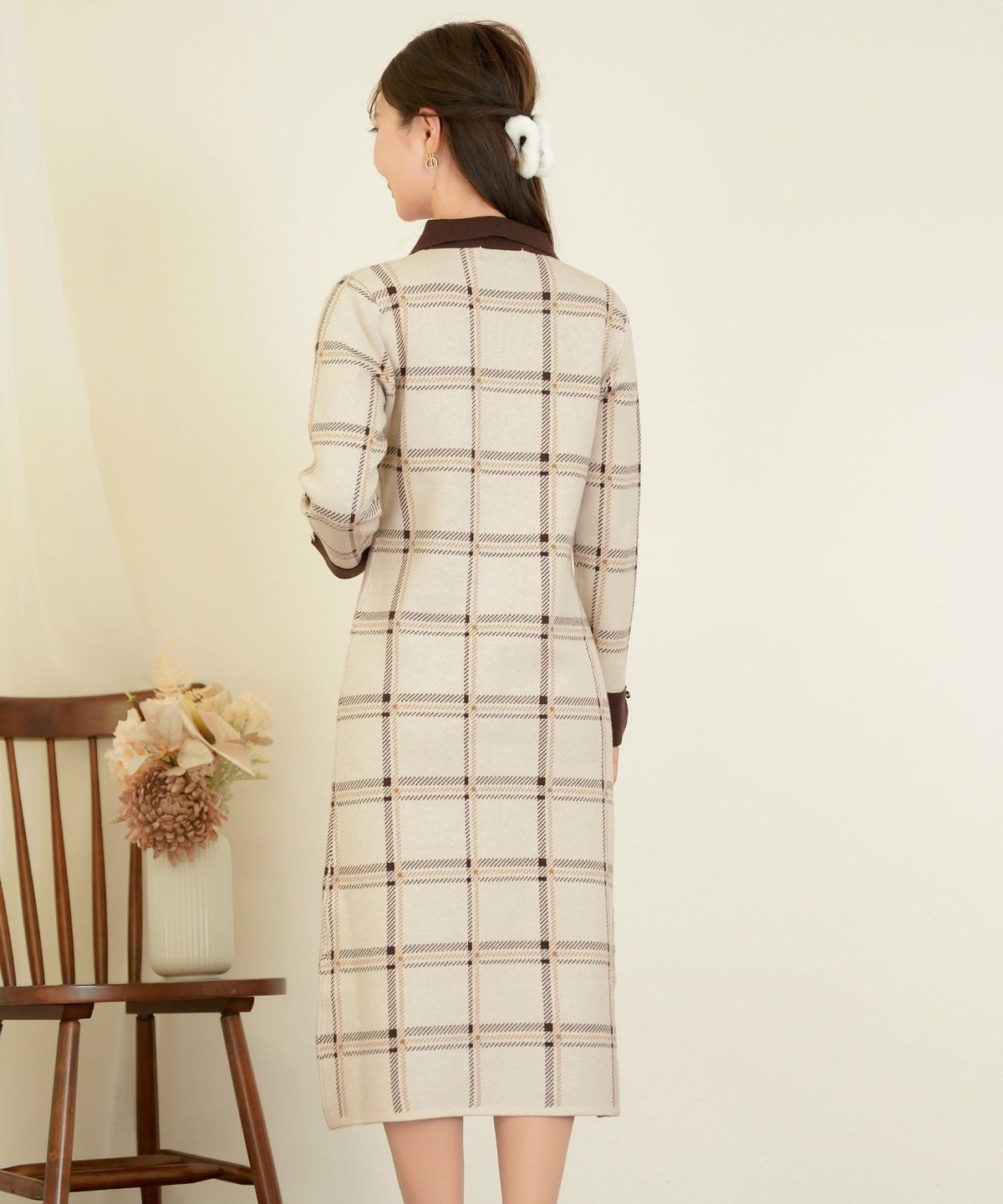 ワンピース ニット 襟 フロントファスナー カフス 配色 バイカラー ボタン タイト ナロー セミフレア 膝下丈 チェック柄 ロービングチェック 秋 冬 春 ブラウン グレー ネイビー ベージュ アイボリー 上品 フェミニン 大人 エレガント 長袖