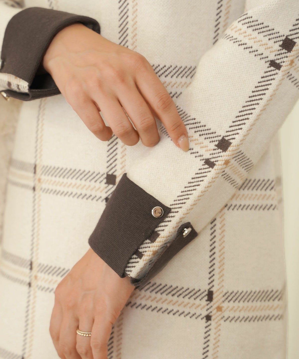 ワンピース ニット 襟 フロントファスナー カフス 配色 バイカラー ボタン タイト ナロー セミフレア 膝下丈 チェック柄 ロービングチェック 秋 冬 春 ブラウン グレー ネイビー ベージュ アイボリー 上品 フェミニン 大人 エレガント 長袖