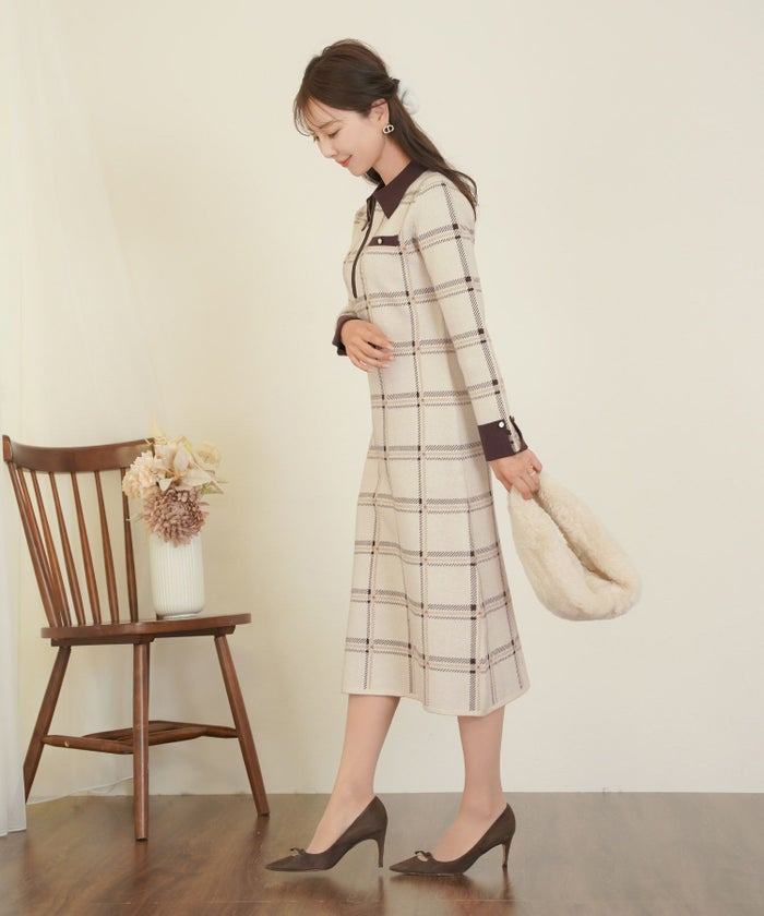 ワンピース ニット 襟 フロントファスナー カフス 配色 バイカラー ボタン タイト ナロー セミフレア 膝下丈 チェック柄 ロービングチェック 秋 冬 春 ブラウン グレー ネイビー ベージュ アイボリー 上品 フェミニン 大人 エレガント 長袖