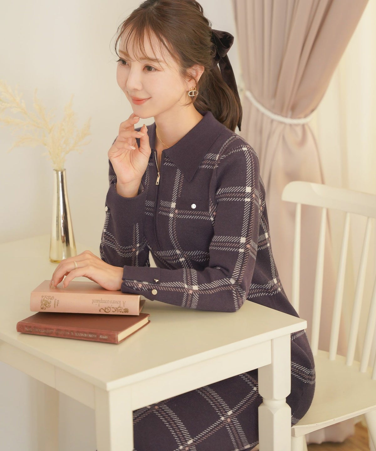 ワンピース ニット 襟 フロントファスナー カフス 配色 バイカラー ボタン タイト ナロー セミフレア 膝下丈 チェック柄 ロービングチェック 秋 冬 春 ブラウン グレー ネイビー ベージュ アイボリー 上品 フェミニン 大人 エレガント 長袖