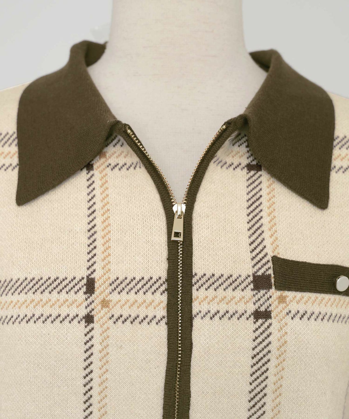 ワンピース ニット 襟 フロントファスナー カフス 配色 バイカラー ボタン タイト ナロー セミフレア 膝下丈 チェック柄 ロービングチェック 秋 冬 春 ブラウン グレー ネイビー ベージュ アイボリー 上品 フェミニン 大人 エレガント 長袖