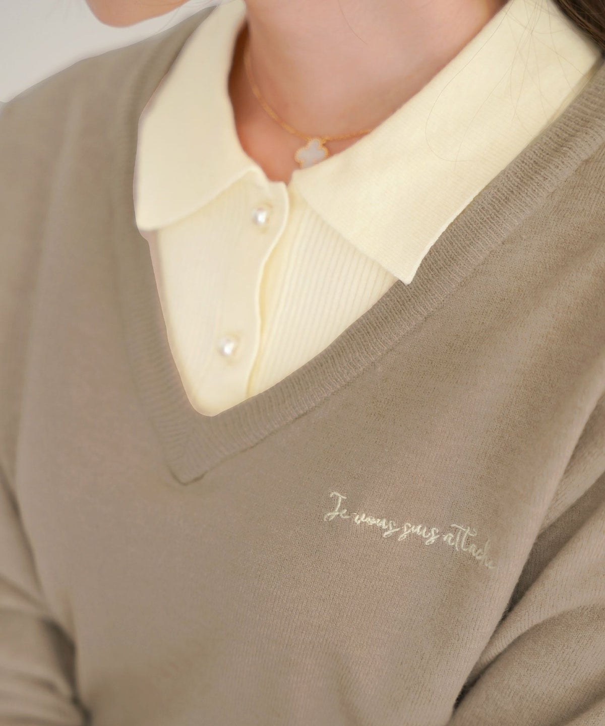 ニット トップス 襟 パール ボタン 刺繍 ロゴ ドッキング風 レイヤード風 上品 エレガント フェミニン かわいい バイカラー