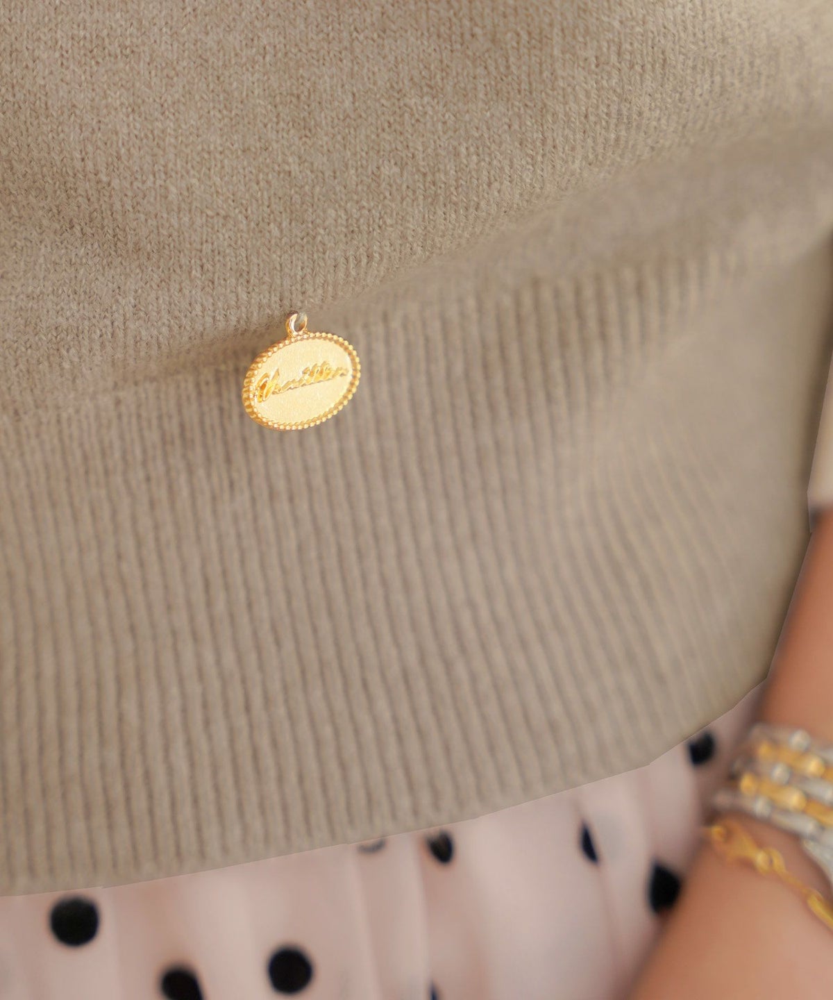 ニット トップス 襟 パール ボタン 刺繍 ロゴ ドッキング風 レイヤード風 上品 エレガント フェミニン かわいい バイカラー