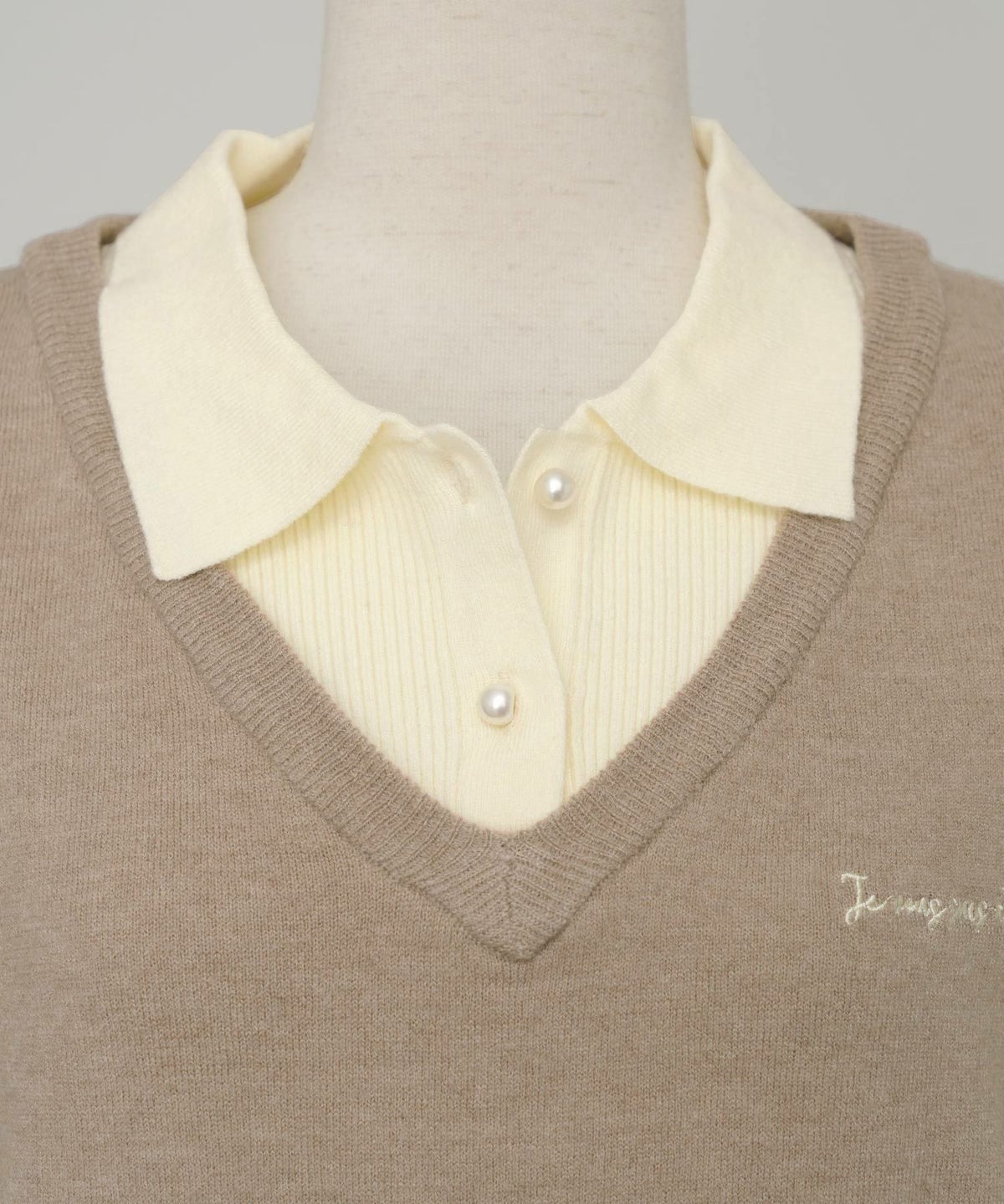 ニット トップス 襟 パール ボタン 刺繍 ロゴ ドッキング風 レイヤード風 上品 エレガント フェミニン かわいい バイカラー