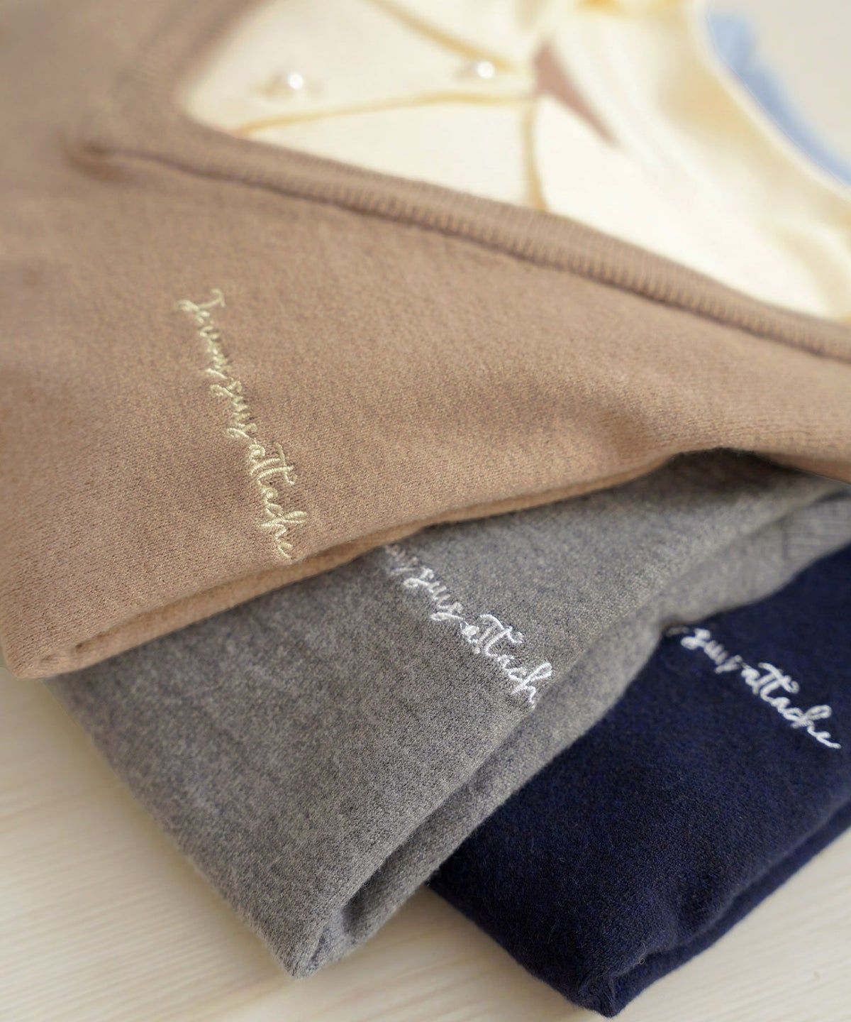 ニット トップス 襟 パール ボタン 刺繍 ロゴ ドッキング風 レイヤード風 上品 エレガント フェミニン かわいい バイカラー