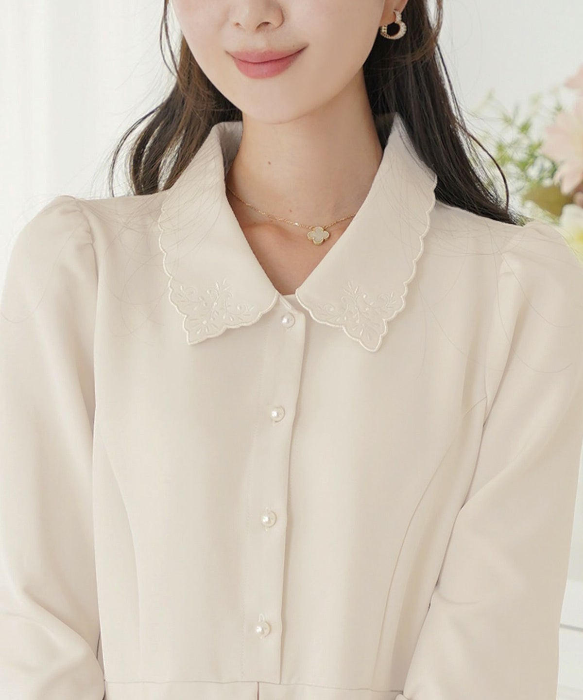 トップス ブラウス 上品 エレガント 入卒 入卒園 パンツスタイル 前あき パール タック ペプラム アイボリー ネイビー 刺繍 襟 ママ 授業参観