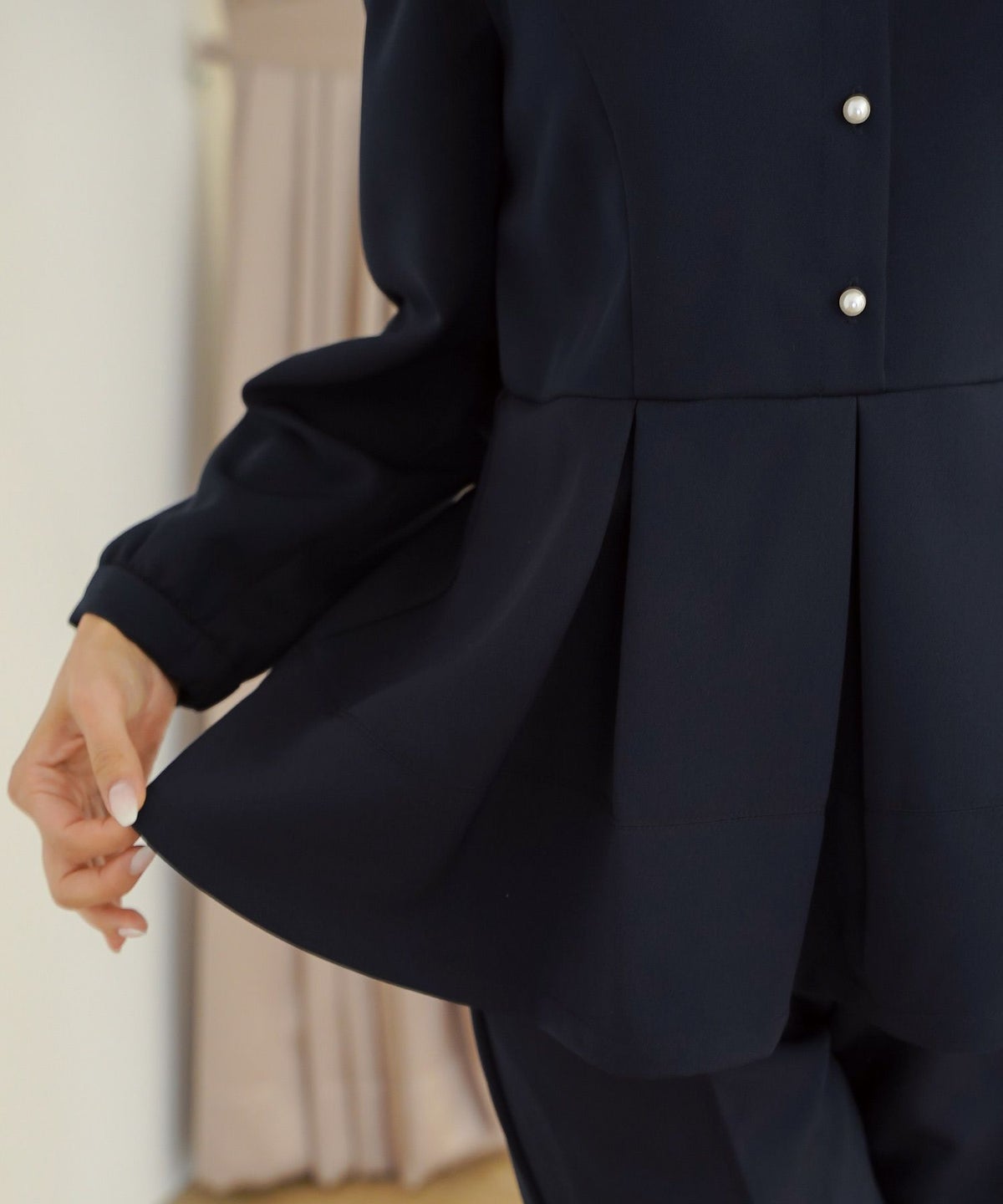 トップス ブラウス 上品 エレガント 入卒 入卒園 パンツスタイル 前あき パール タック ペプラム アイボリー ネイビー 刺繍 襟 ママ 授業参観