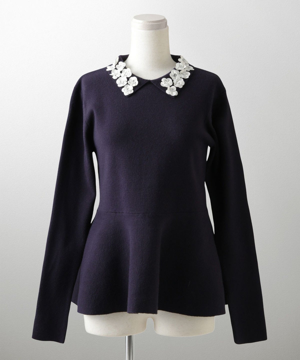 フラワーモチーフ 襟付き ニット トップス レディース フラワー サテン ビジュー 上品 ペプラム フレア アンゴラタッチ きれいめ 洗える アイボリー/ネイビーミックス/ブラックミックス M