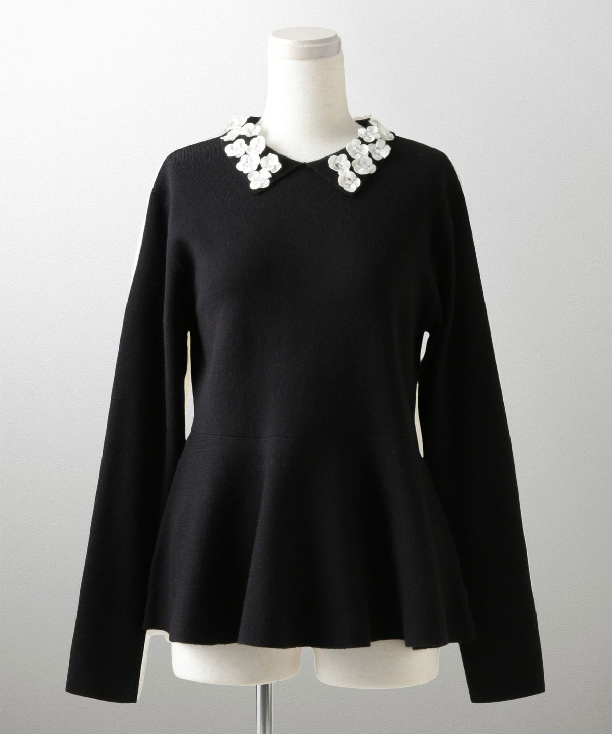 フラワーモチーフ 襟付き ニット トップス レディース フラワー サテン ビジュー 上品 ペプラム フレア アンゴラタッチ きれいめ 洗える アイボリー/ネイビーミックス/ブラックミックス M