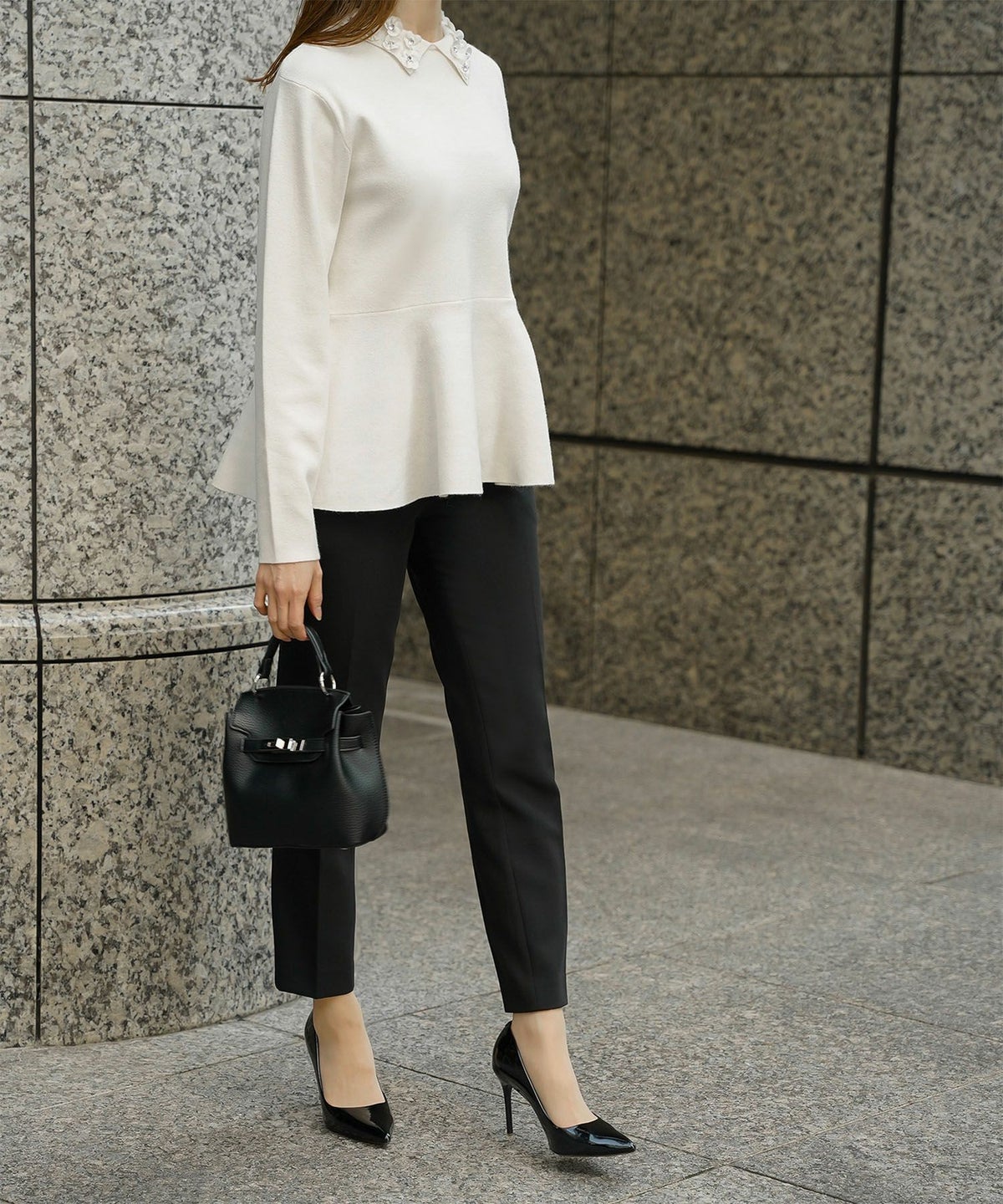 フラワーモチーフ 襟付き ニット トップス レディース フラワー サテン ビジュー 上品 ペプラム フレア アンゴラタッチ きれいめ 洗える アイボリー/ネイビーミックス/ブラックミックス M