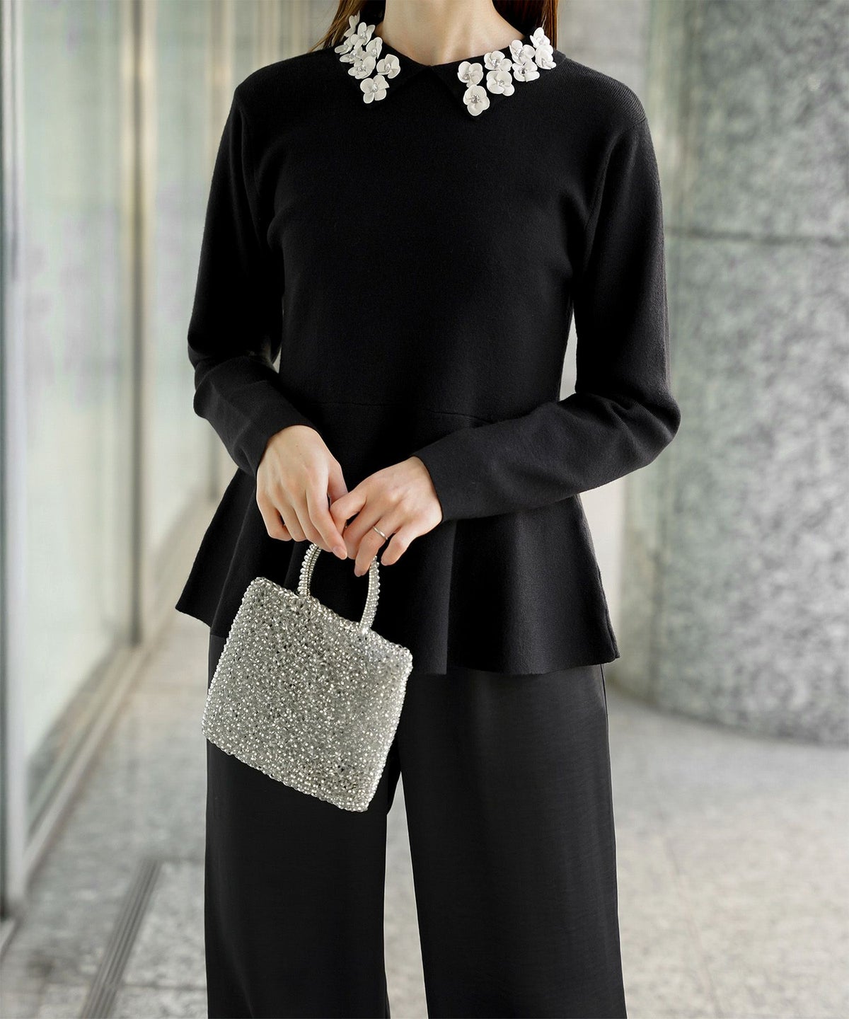 フラワーモチーフ 襟付き ニット トップス レディース フラワー サテン ビジュー 上品 ペプラム フレア アンゴラタッチ きれいめ 洗える アイボリー/ネイビーミックス/ブラックミックス M