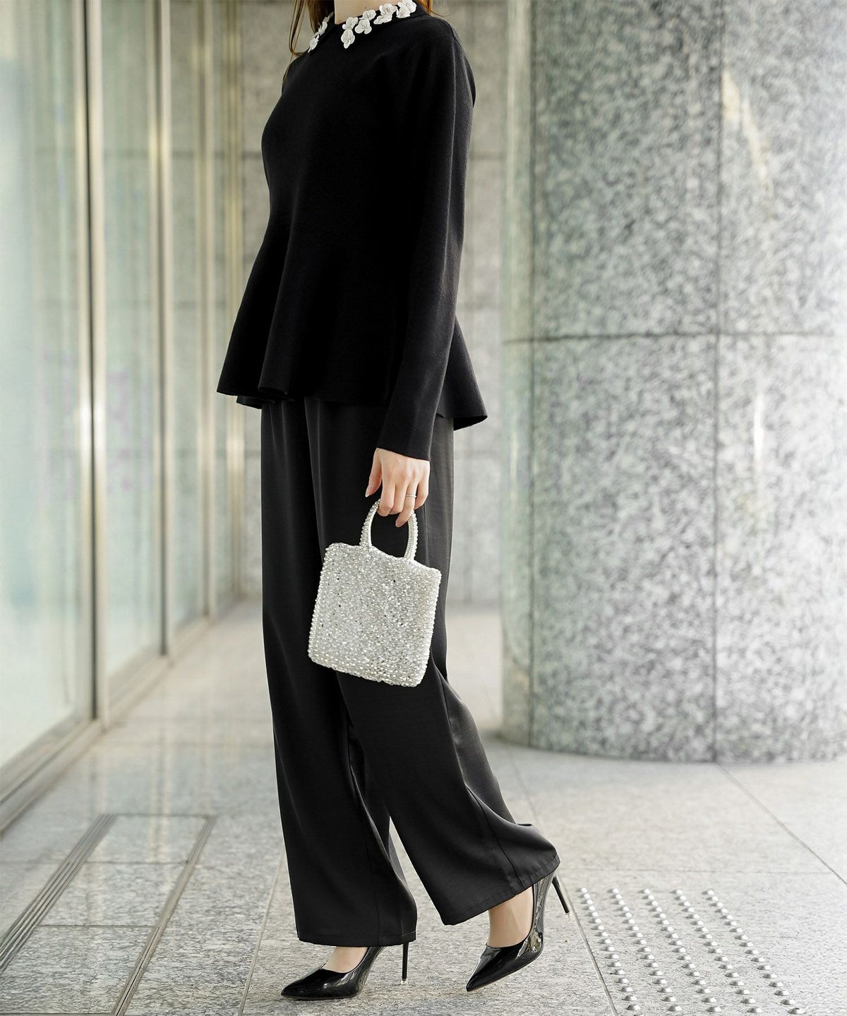 フラワーモチーフ 襟付き ニット トップス レディース フラワー サテン ビジュー 上品 ペプラム フレア アンゴラタッチ きれいめ 洗える アイボリー/ネイビーミックス/ブラックミックス M