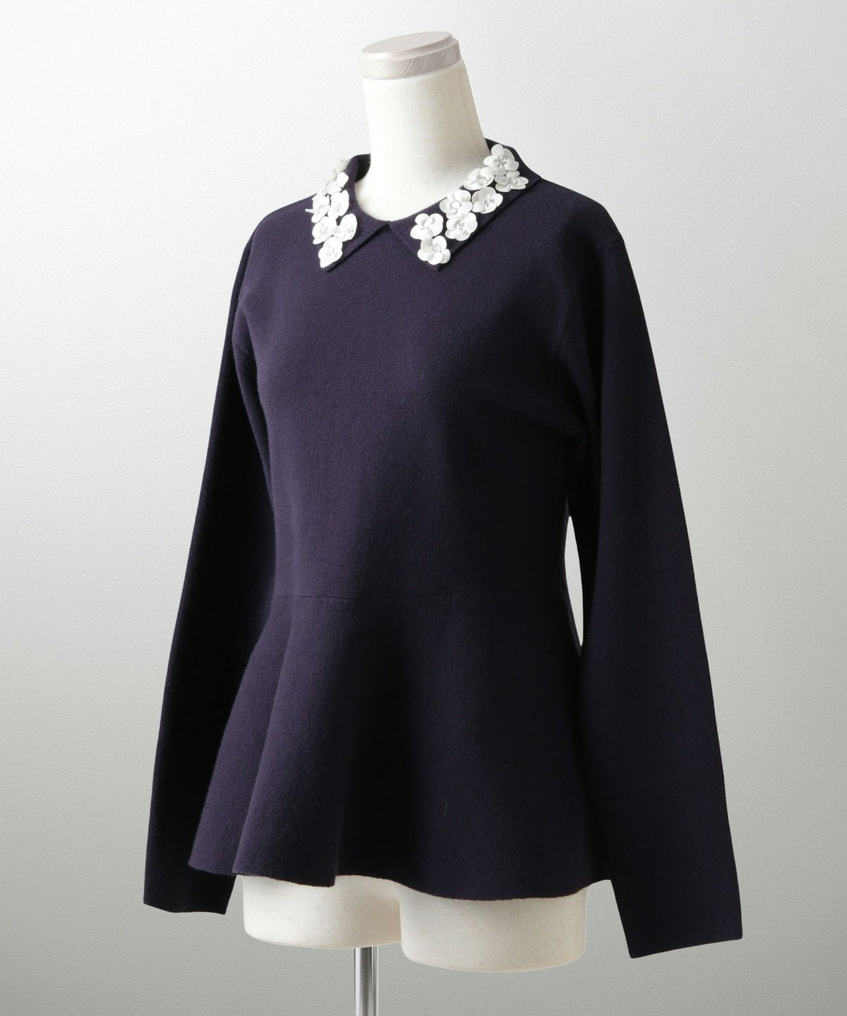 フラワーモチーフ 襟付き ニット トップス レディース フラワー サテン ビジュー 上品 ペプラム フレア アンゴラタッチ きれいめ 洗える アイボリー/ネイビーミックス/ブラックミックス M