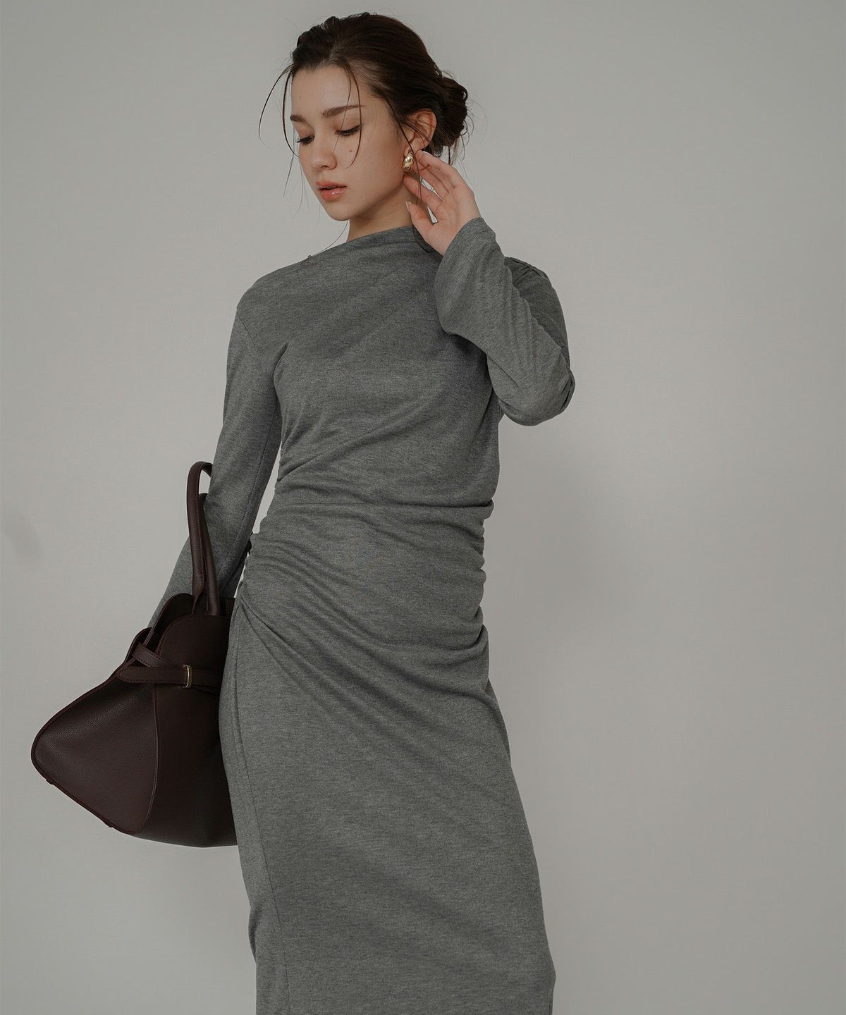 カットソー タイト オフショル ドレス ロングワンピ 前撮り 乾坤式 参列 二次会 パーティ ディナーラウンジ 女性らしい モテワンピ デートコーデ 大人 ディナー あざと可愛い 肌見せ 韓国風 綺麗め 細見え カジュアル スタイル盛れ KINO THE KEI