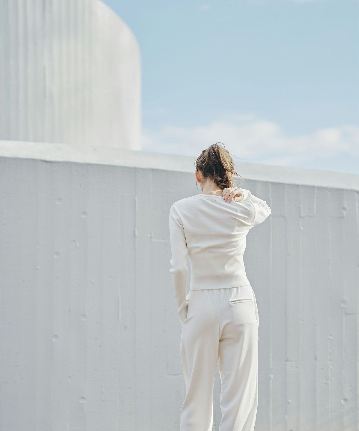 リラックスウェア スウェット 短丈ニット Y2K パジャマ 部屋着 ダル着 モテニット カットソー デートコーデ ドライブ 空港ファッション 大人 あざと可愛い 肌見せ 韓国風 綺麗め 細見え カジュアル らくちん KINO THE KEI