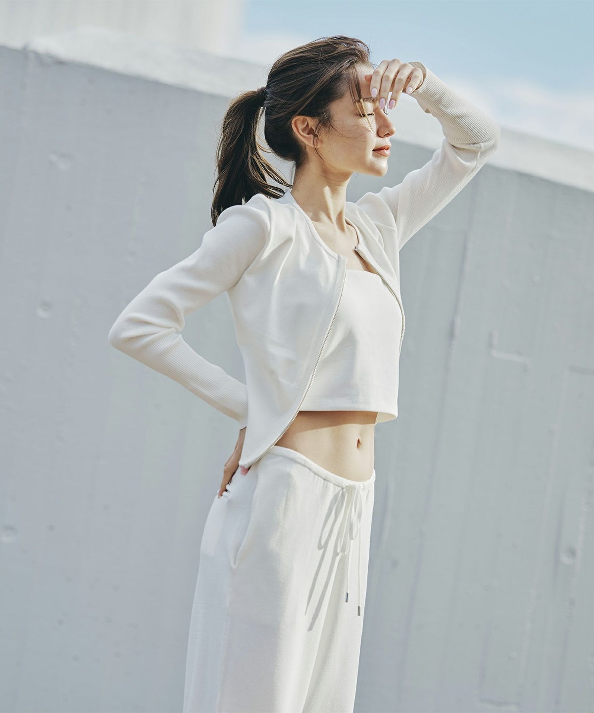 リラックスウェア スウェット 短丈ニット Y2K パジャマ 部屋着 ダル着 モテニット カットソー デートコーデ ドライブ 空港ファッション 大人 あざと可愛い 肌見せ 韓国風 綺麗め 細見え カジュアル らくちん KINO THE KEI