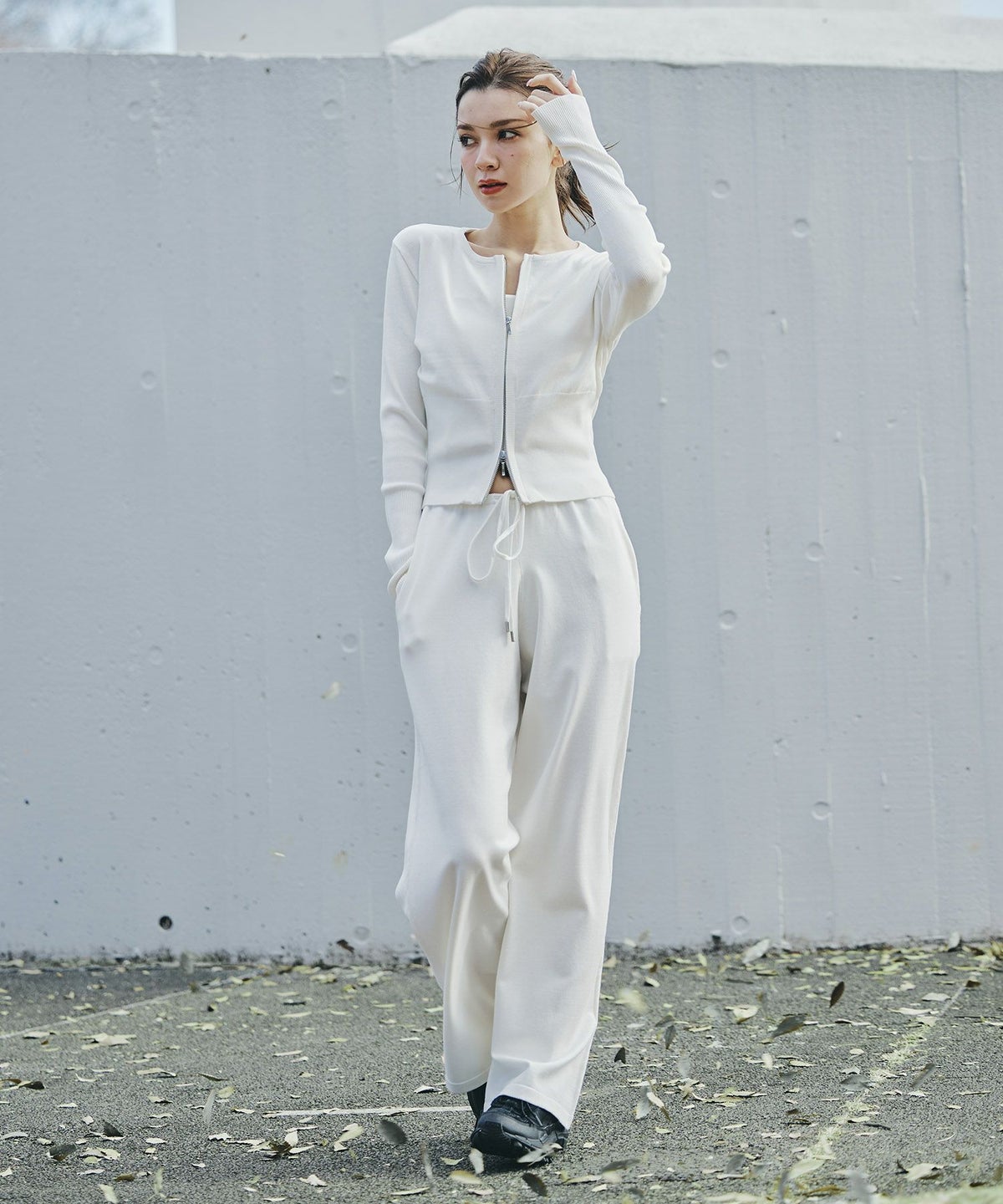 リラックスウェア スウェット Y2K パジャマ 部屋着 ダル着 スポーティ モテニット デートコーデ 大人 あざと可愛い 肌見せ 韓国風 綺麗め 細見え カジュアル 空港ファッション らくちん KINO THE KEI