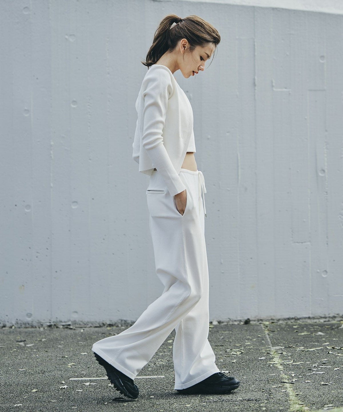 リラックスウェア スウェット Y2K パジャマ 部屋着 ダル着 スポーティ モテニット デートコーデ 大人 あざと可愛い 肌見せ 韓国風 綺麗め 細見え カジュアル 空港ファッション らくちん KINO THE KEI