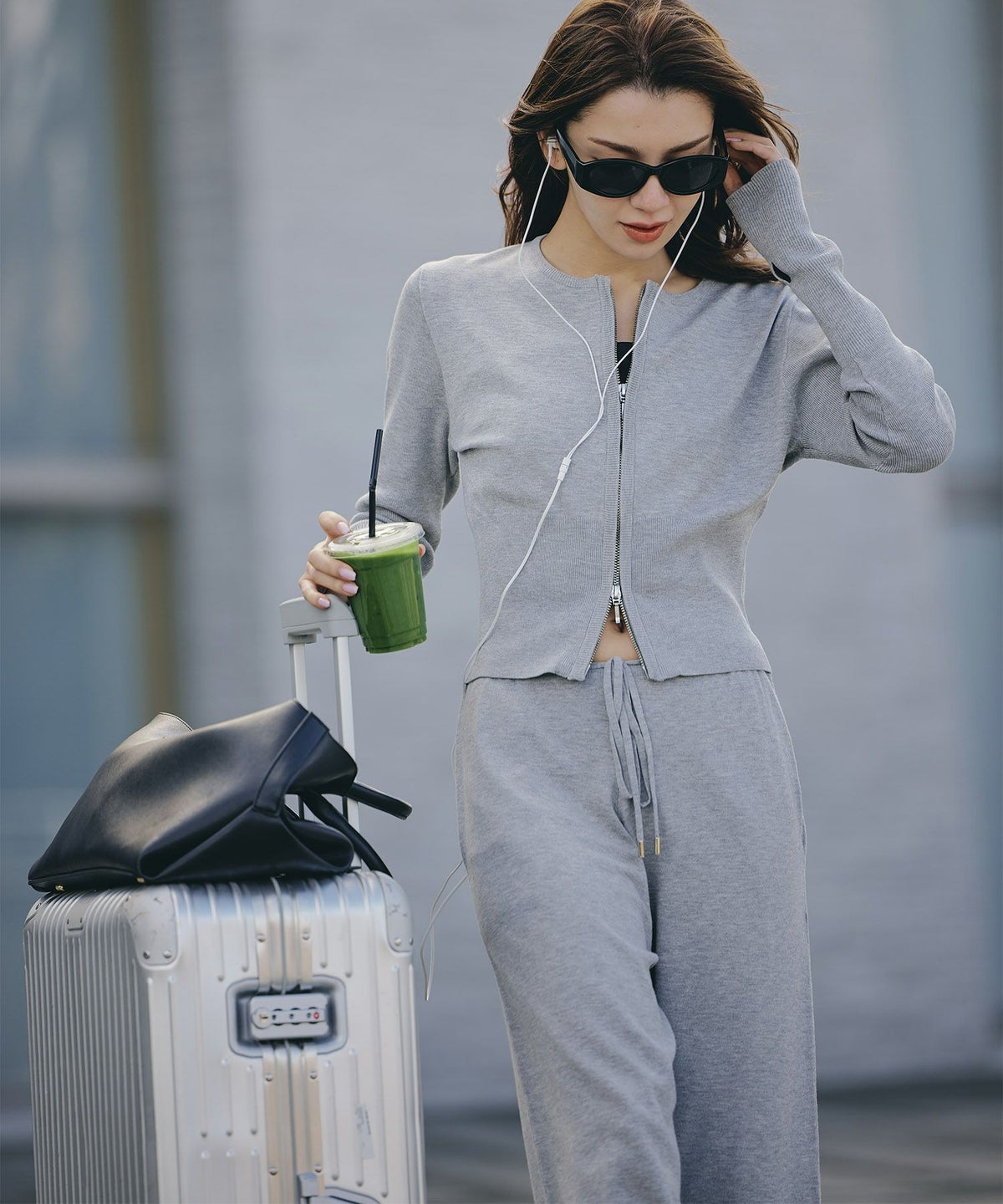 リラックスウェア スウェット Y2K パジャマ 部屋着 ダル着 スポーティ モテニット デートコーデ 大人 あざと可愛い 肌見せ 韓国風 綺麗め 細見え カジュアル 空港ファッション らくちん KINO THE KEI