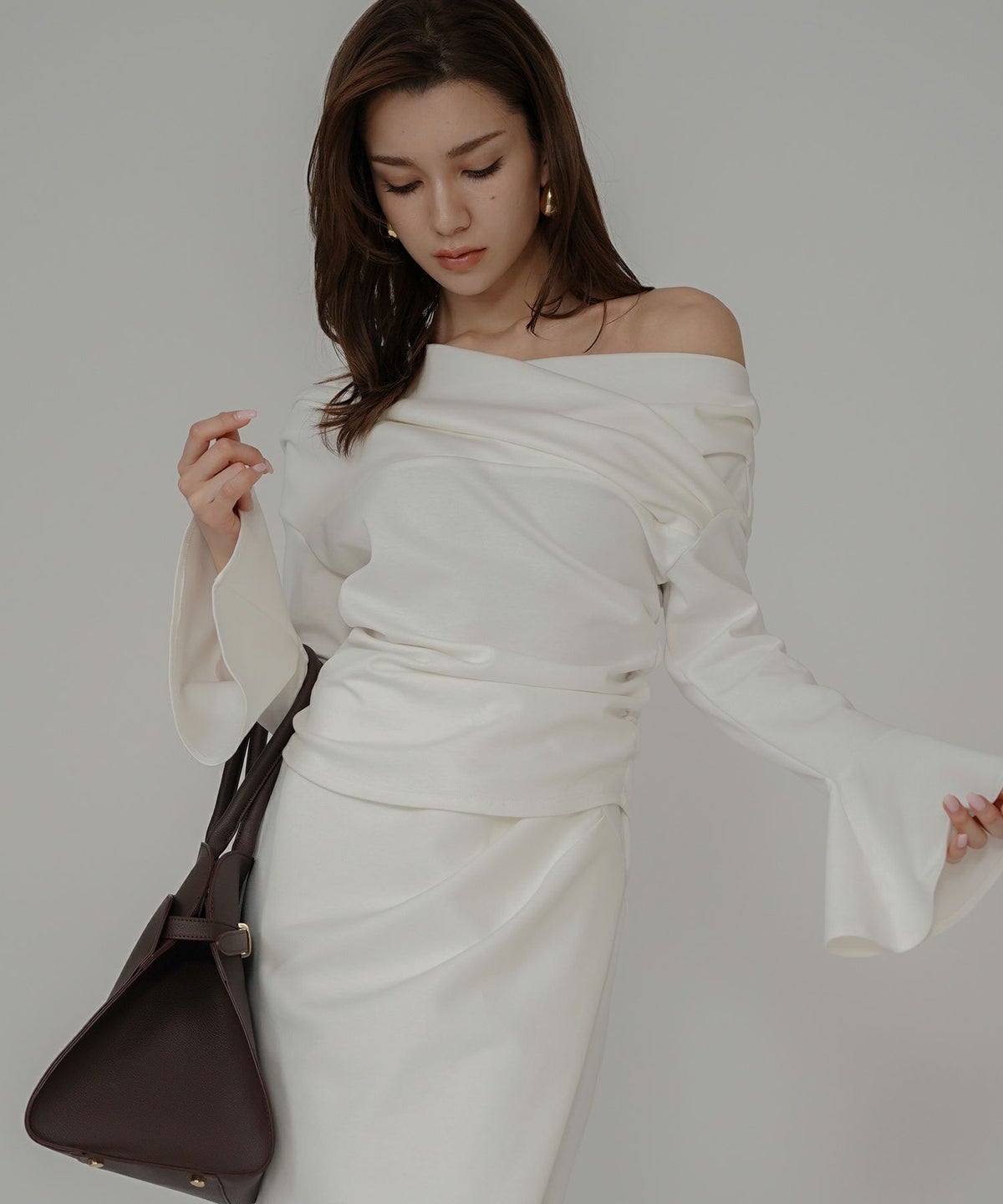 骨スト 短丈トップス オフショル Vネック モテニット ベルスリーブ カットソー デートコーデ ディナー 大人 あざと可愛い タイトトップス 肌見せ 韓国風 綺麗め 細見え カジュアル KINO THE KEI