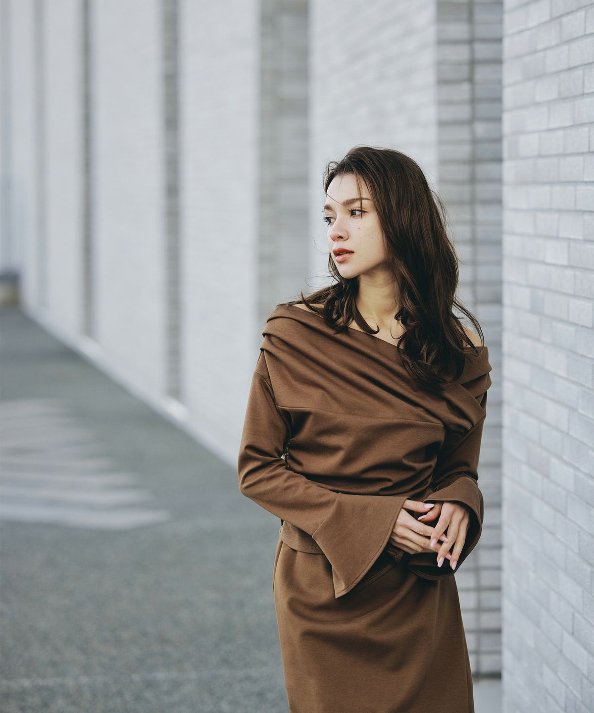 骨スト 短丈トップス オフショル Vネック モテニット ベルスリーブ カットソー デートコーデ ディナー 大人 あざと可愛い タイトトップス 肌見せ 韓国風 綺麗め 細見え カジュアル KINO THE KEI