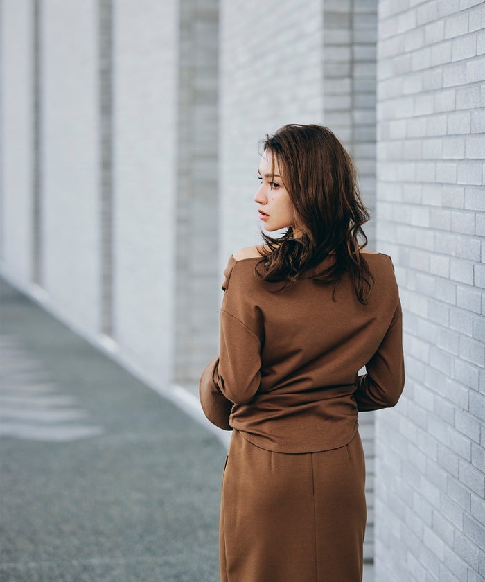 骨スト 短丈トップス オフショル Vネック モテニット ベルスリーブ カットソー デートコーデ ディナー 大人 あざと可愛い タイトトップス 肌見せ 韓国風 綺麗め 細見え カジュアル KINO THE KEI