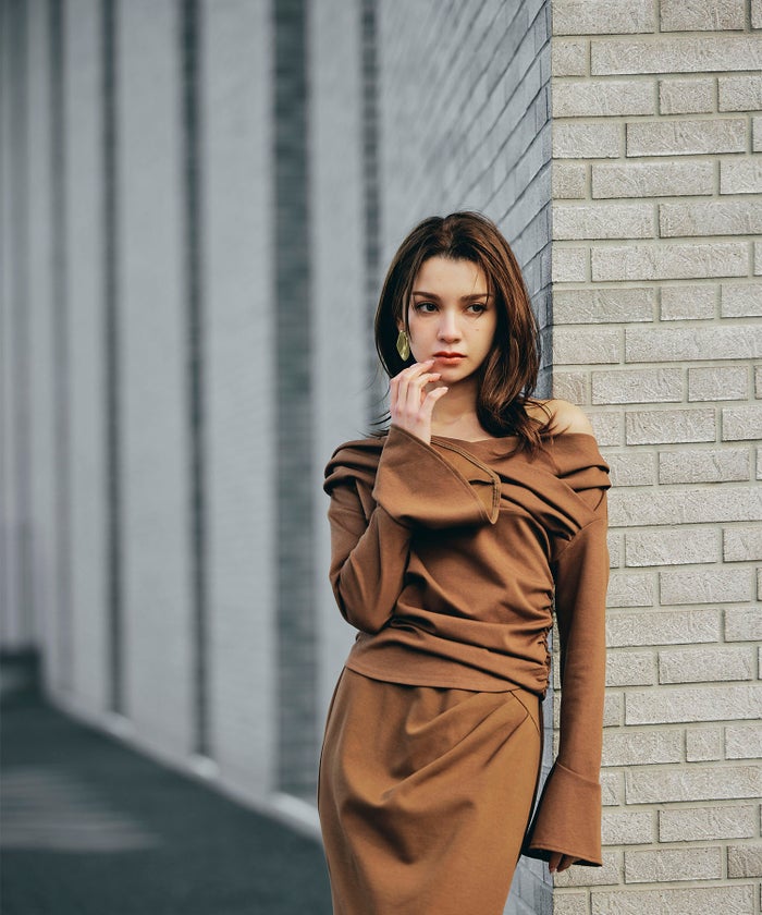 骨スト 短丈トップス オフショル Vネック モテニット ベルスリーブ カットソー デートコーデ ディナー 大人 あざと可愛い タイトトップス 肌見せ 韓国風 綺麗め 細見え カジュアル KINO THE KEI