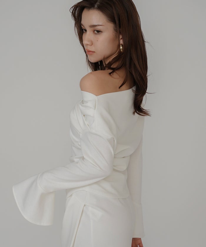 骨スト 短丈トップス オフショル Vネック モテニット ベルスリーブ カットソー デートコーデ ディナー 大人 あざと可愛い タイトトップス 肌見せ 韓国風 綺麗め 細見え カジュアル KINO THE KEI