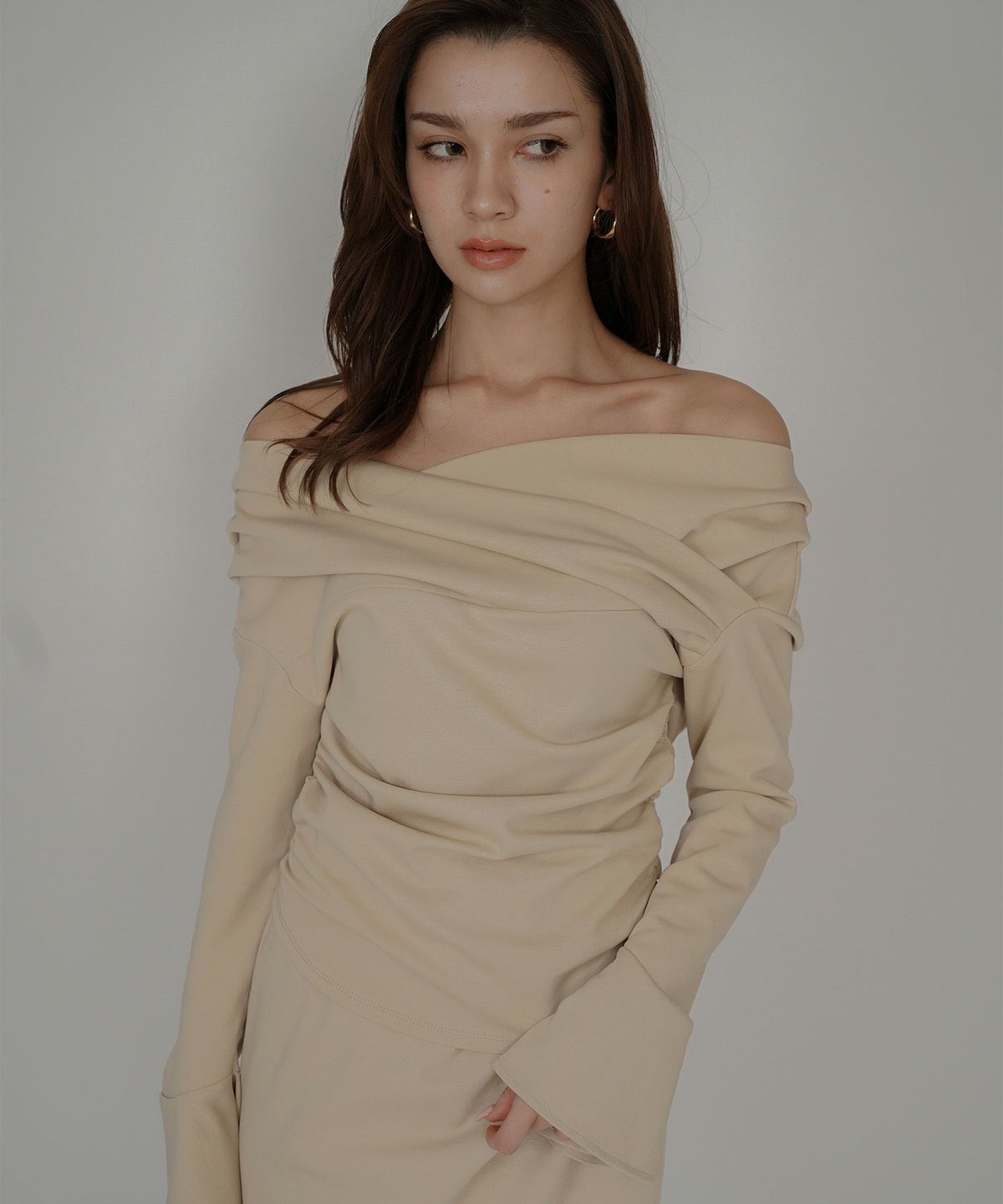 骨スト 短丈トップス オフショル Vネック モテニット ベルスリーブ カットソー デートコーデ ディナー 大人 あざと可愛い タイトトップス 肌見せ 韓国風 綺麗め 細見え カジュアル KINO THE KEI