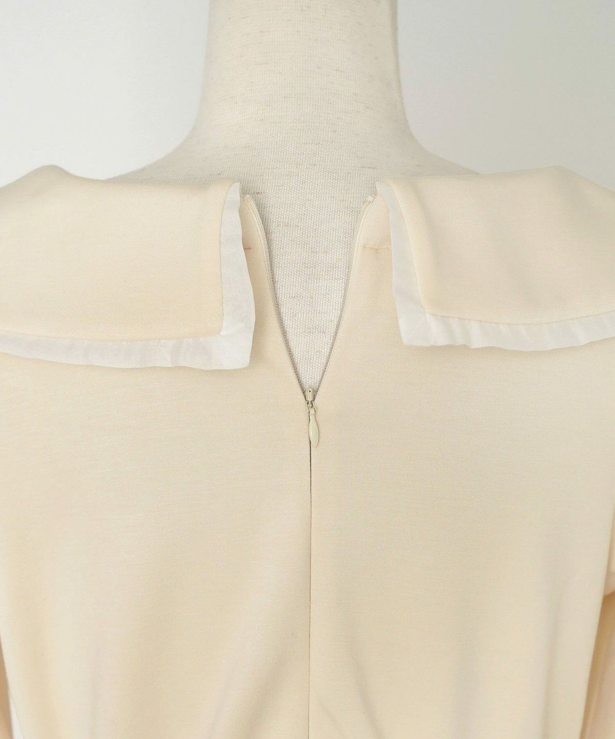 ワンピース アシメカラー きれいめ 上品 エレガント フェミニン アイボリー ネイビー シアー エアリー あたたか カットソー ダンボールニット 伸縮 後ろファスナー 着脱 長袖 セミオケージョン