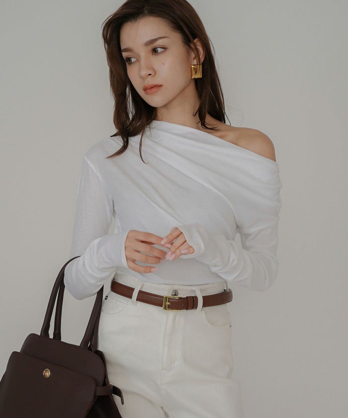 短丈 シアートップス タイト オフショルトップス ドレープ スタイルアップ オフィス 万能トップス 着回し インナートップス オシャレ 無地 女性らしい モテコーデ デートコーデ 大人 あざと可愛い 肌見せ 港区 ラウンジ 韓国風 韓国系 綺麗め 細見え カジュアル スタイル盛れ KINO THE KEI