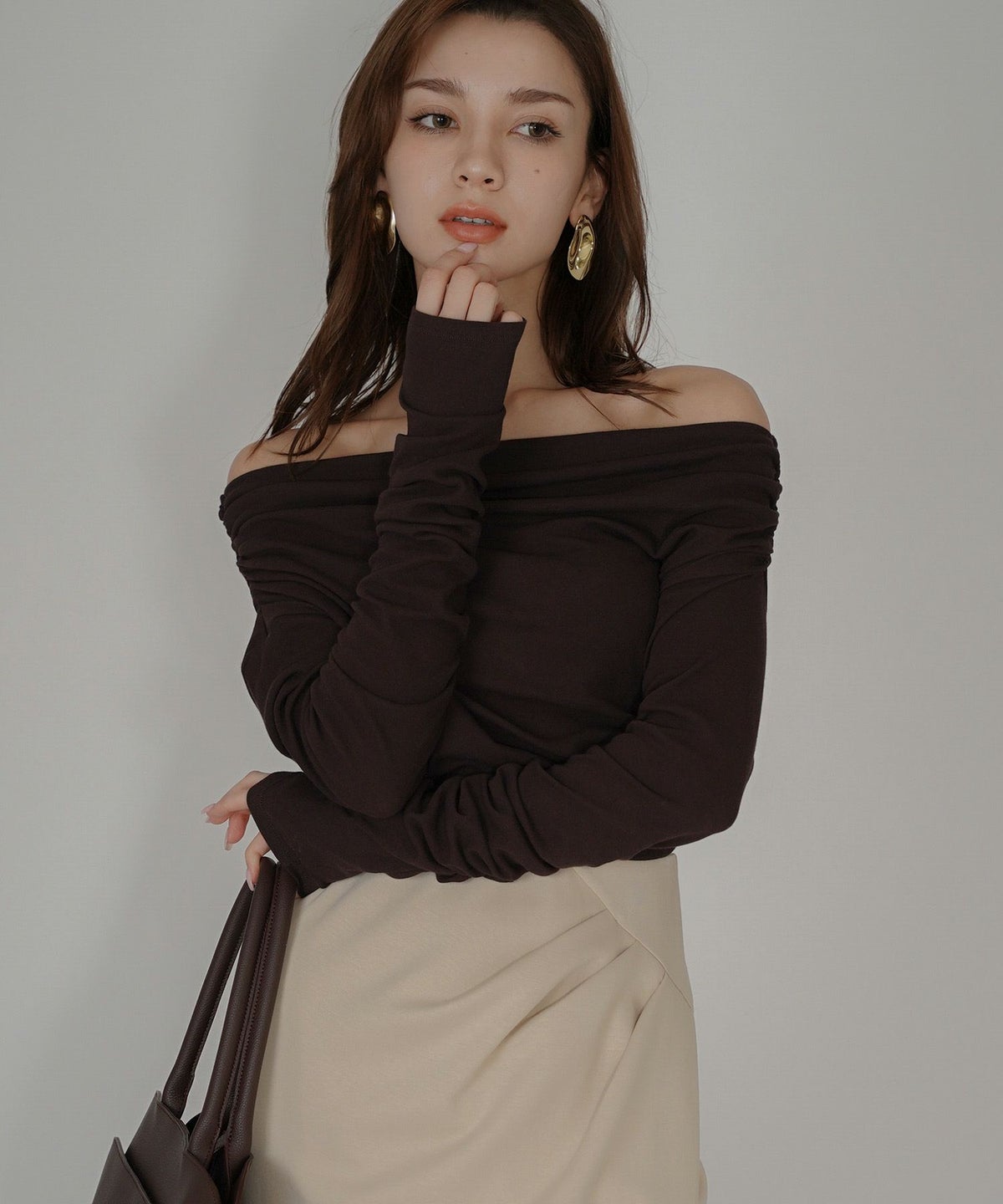 短丈 シアートップス タイト オフショルトップス ドレープ スタイルアップ オフィス 万能トップス 着回し インナートップス オシャレ 無地 女性らしい モテコーデ デートコーデ 大人 あざと可愛い 肌見せ 港区 ラウンジ 韓国風 韓国系 綺麗め 細見え カジュアル スタイル盛れ KINO THE KEI