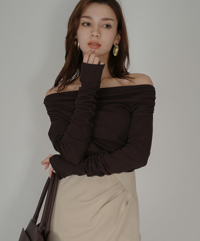 短丈 シアートップス タイト オフショルトップス ドレープ スタイルアップ オフィス 万能トップス 着回し インナートップス オシャレ 無地 女性らしい モテコーデ デートコーデ 大人 あざと可愛い 肌見せ 港区 ラウンジ 韓国風 韓国系 綺麗め 細見え カジュアル スタイル盛れ KINO THE KEI