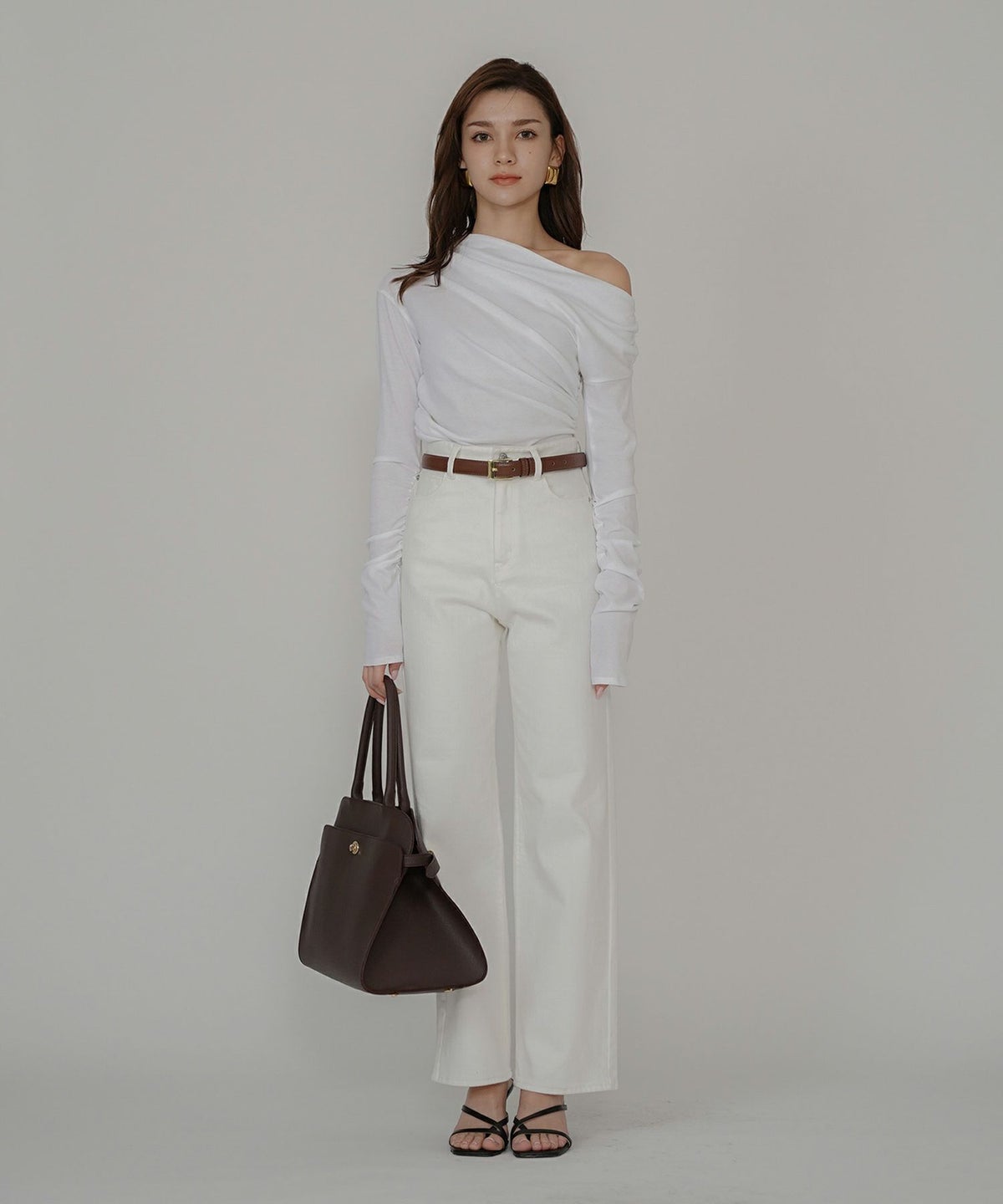 短丈 シアートップス タイト オフショルトップス ドレープ スタイルアップ オフィス 万能トップス 着回し インナートップス オシャレ 無地 女性らしい モテコーデ デートコーデ 大人 あざと可愛い 肌見せ 港区 ラウンジ 韓国風 韓国系 綺麗め 細見え カジュアル スタイル盛れ KINO THE KEI