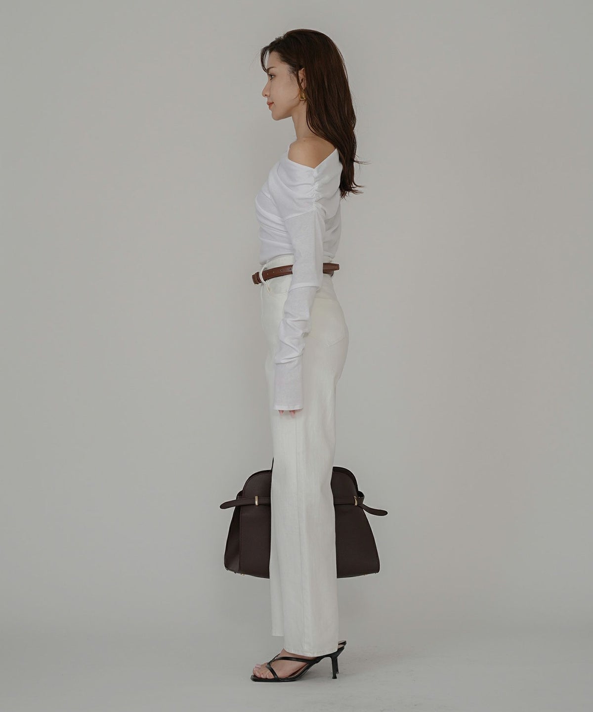 短丈 シアートップス タイト オフショルトップス ドレープ スタイルアップ オフィス 万能トップス 着回し インナートップス オシャレ 無地 女性らしい モテコーデ デートコーデ 大人 あざと可愛い 肌見せ 港区 ラウンジ 韓国風 韓国系 綺麗め 細見え カジュアル スタイル盛れ KINO THE KEI