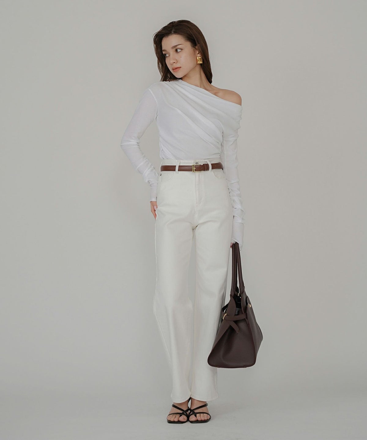 短丈 シアートップス タイト オフショルトップス ドレープ スタイルアップ オフィス 万能トップス 着回し インナートップス オシャレ 無地 女性らしい モテコーデ デートコーデ 大人 あざと可愛い 肌見せ 港区 ラウンジ 韓国風 韓国系 綺麗め 細見え カジュアル スタイル盛れ KINO THE KEI