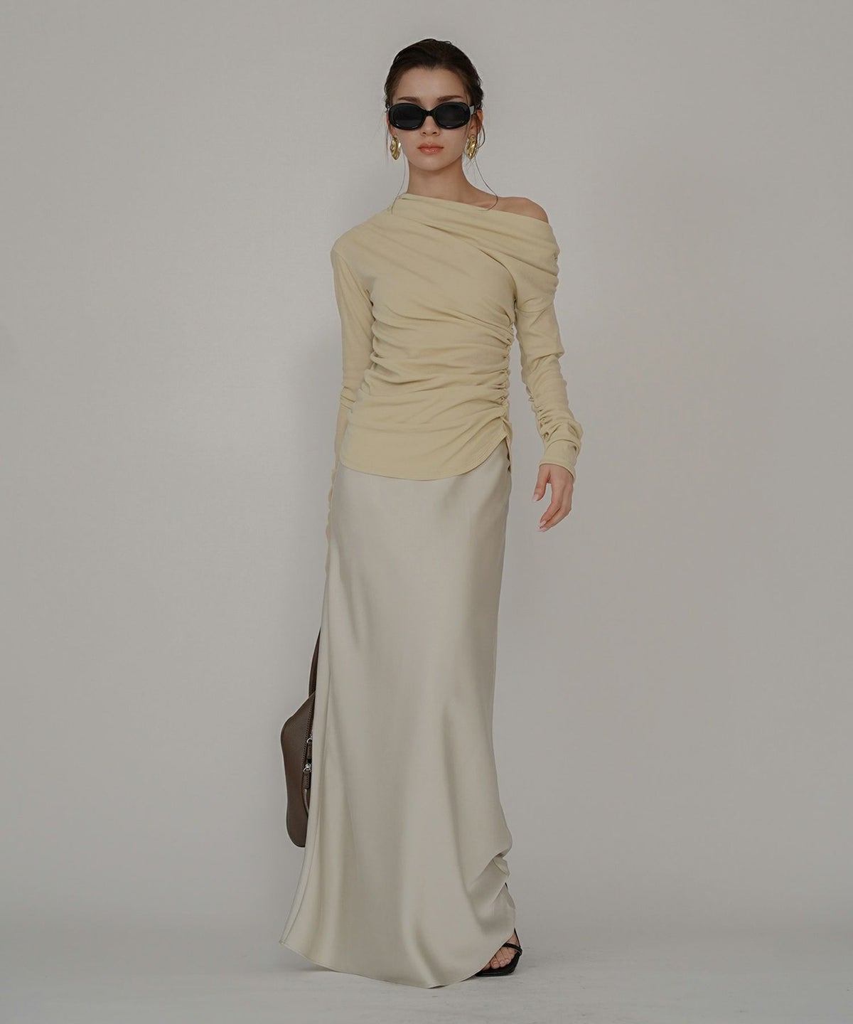 短丈 シアートップス タイト オフショルトップス ドレープ スタイルアップ オフィス 万能トップス 着回し インナートップス オシャレ 無地 女性らしい モテコーデ デートコーデ 大人 あざと可愛い 肌見せ 港区 ラウンジ 韓国風 韓国系 綺麗め 細見え カジュアル スタイル盛れ KINO THE KEI