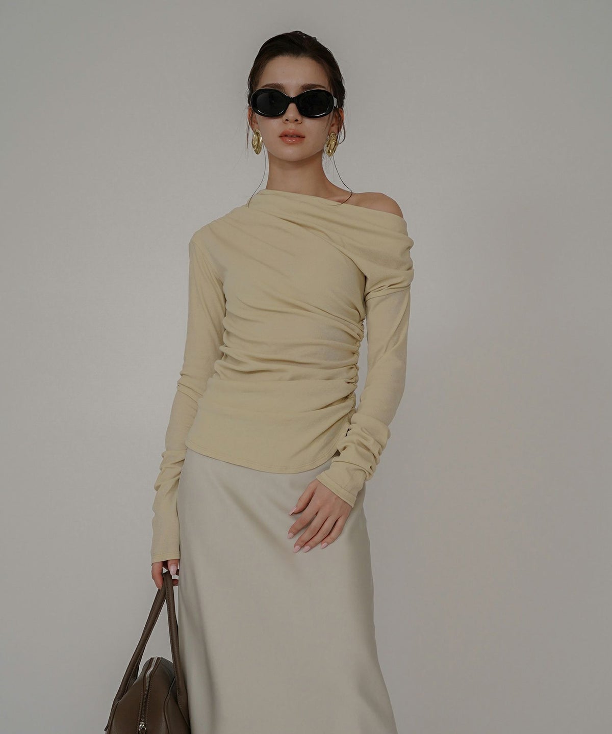 短丈 シアートップス タイト オフショルトップス ドレープ スタイルアップ オフィス 万能トップス 着回し インナートップス オシャレ 無地 女性らしい モテコーデ デートコーデ 大人 あざと可愛い 肌見せ 港区 ラウンジ 韓国風 韓国系 綺麗め 細見え カジュアル スタイル盛れ KINO THE KEI